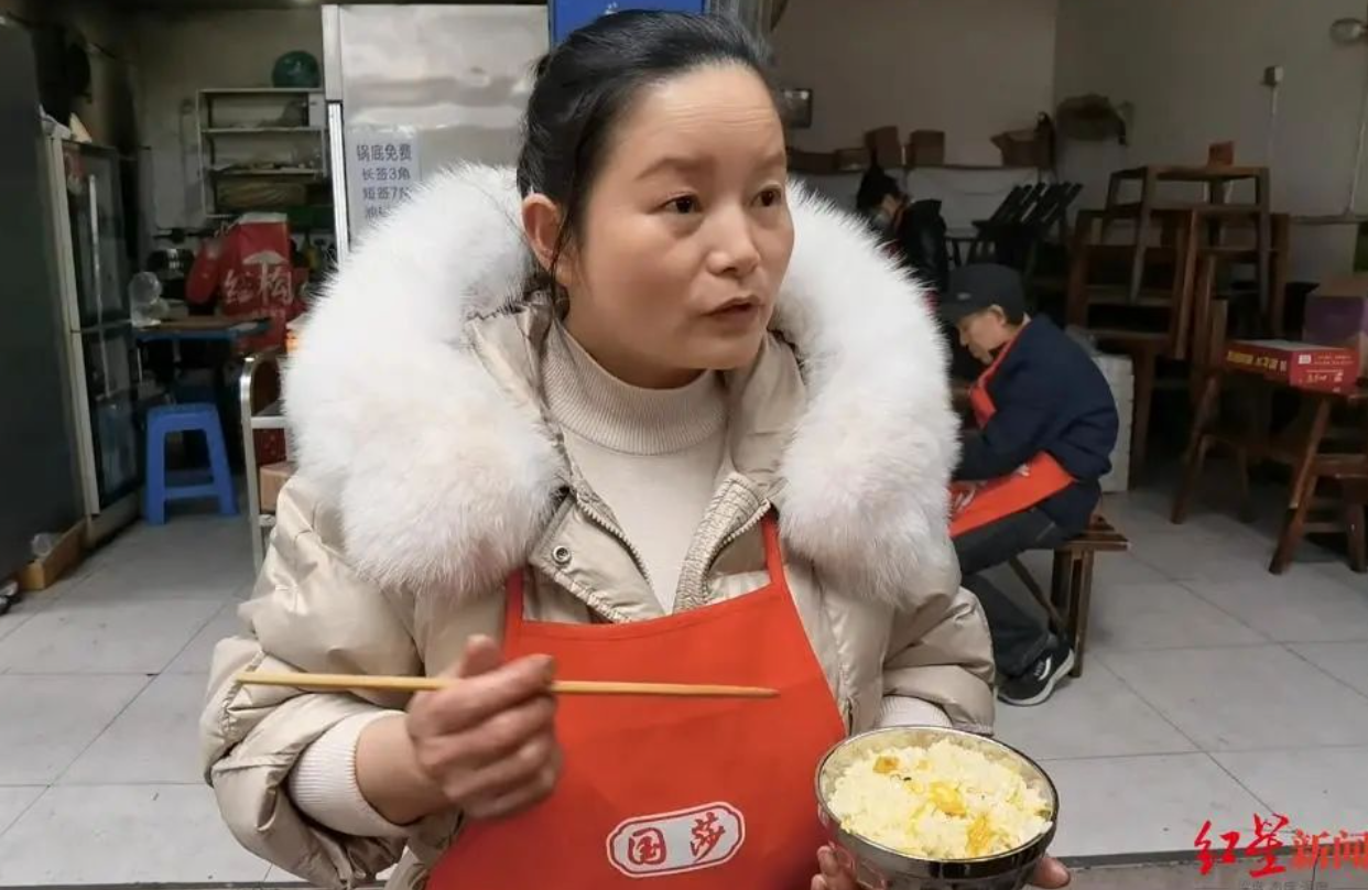 老闆娘堅稱是飯粒炒焦,不是老鼠屎。(翻攝紅星新聞)