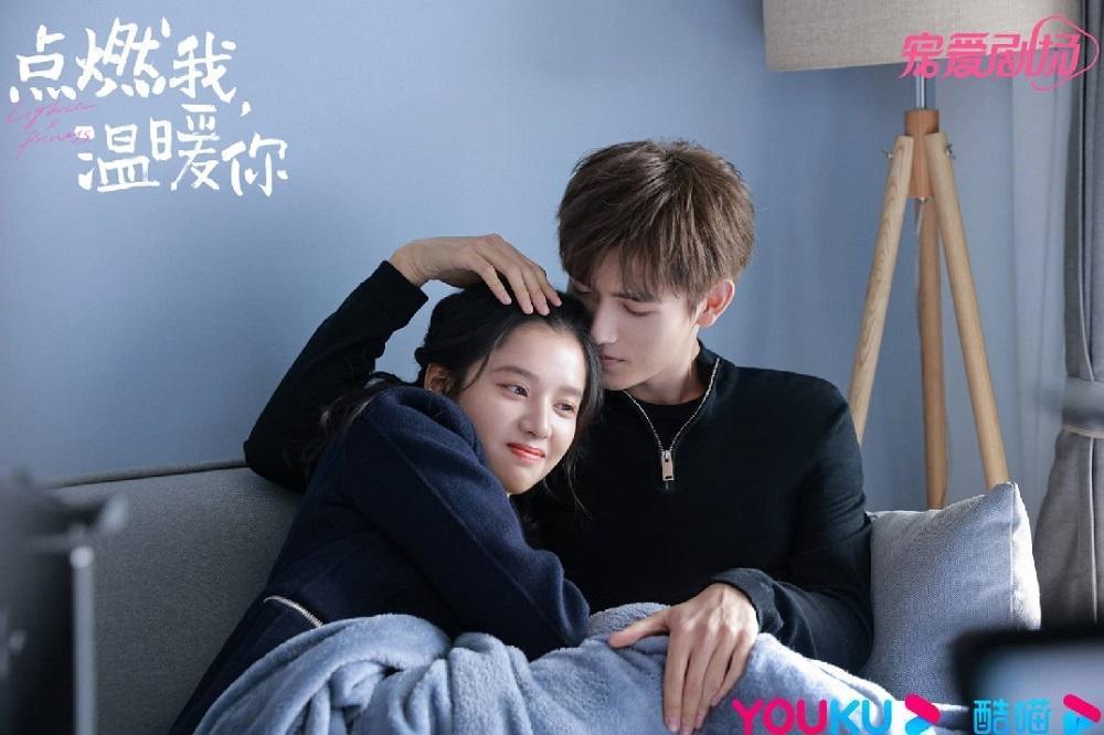 陳飛宇與張婧儀在《點燃我,溫暖你》劇中甜密互動被網友稱為「命韻峋環」CP。(網路圖片)