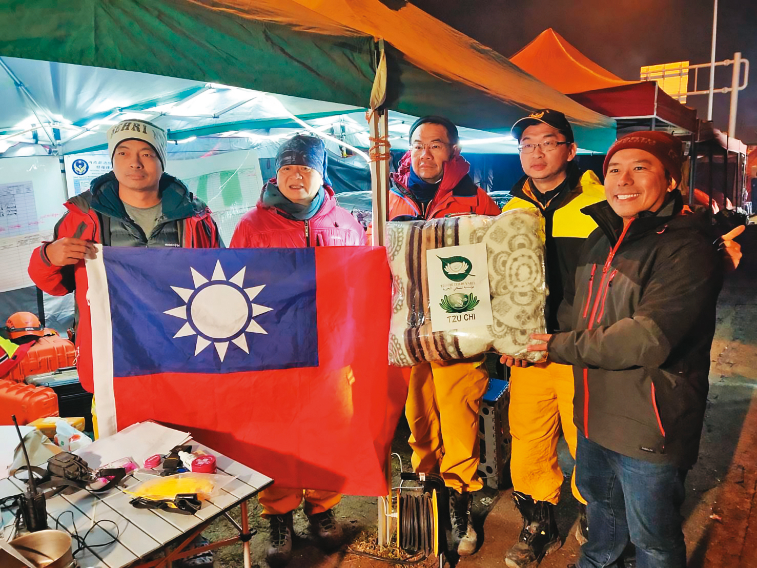 慈濟第一時間將25噸加厚型毛毯送抵災區，替災民送暖。（慈濟基金會提供）