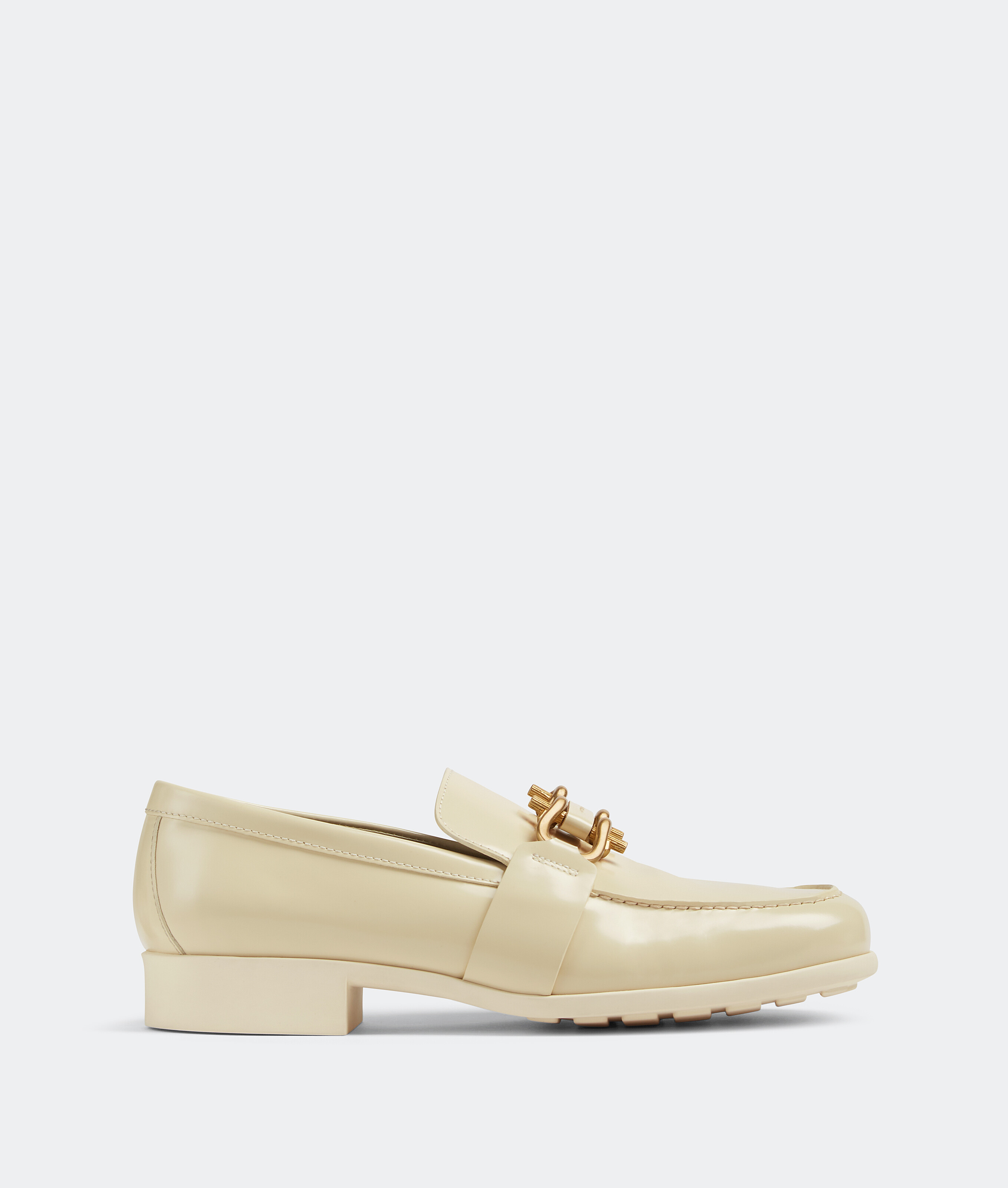 Monsieur奶油白漆亮皮皮鞋。NT$37,900（BOTTEGA VENETA提供）