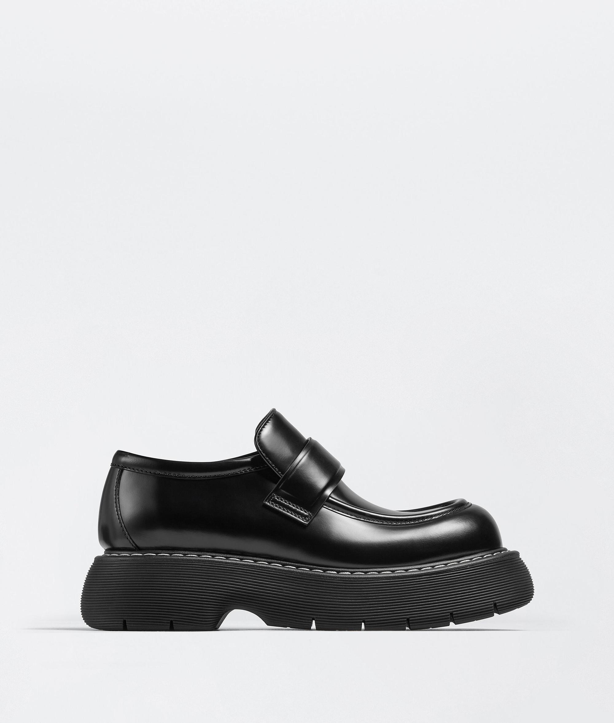 Swell黑色厚底皮鞋。NT$39,500(BOTTEGA VENETA提供)