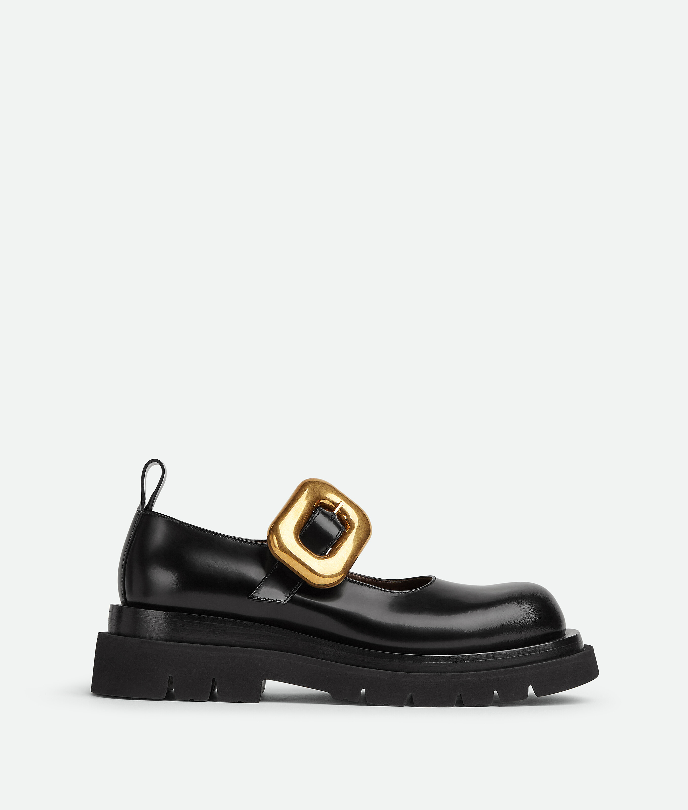 Lug金色扣環瑪莉珍鞋。NT$43,500（BOTTEGA VENETA提供）