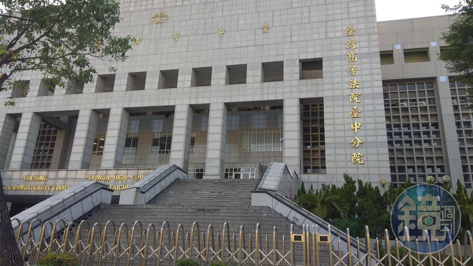 討債二人組到債務人父親店鋪外，放送「欠債還錢」錄音帶，被控強制罪，台中高分院認為被告沒有以脅迫手段妨害他人行使權利，不算「無理滋鬧」，維持無罪判決，全案定讞。