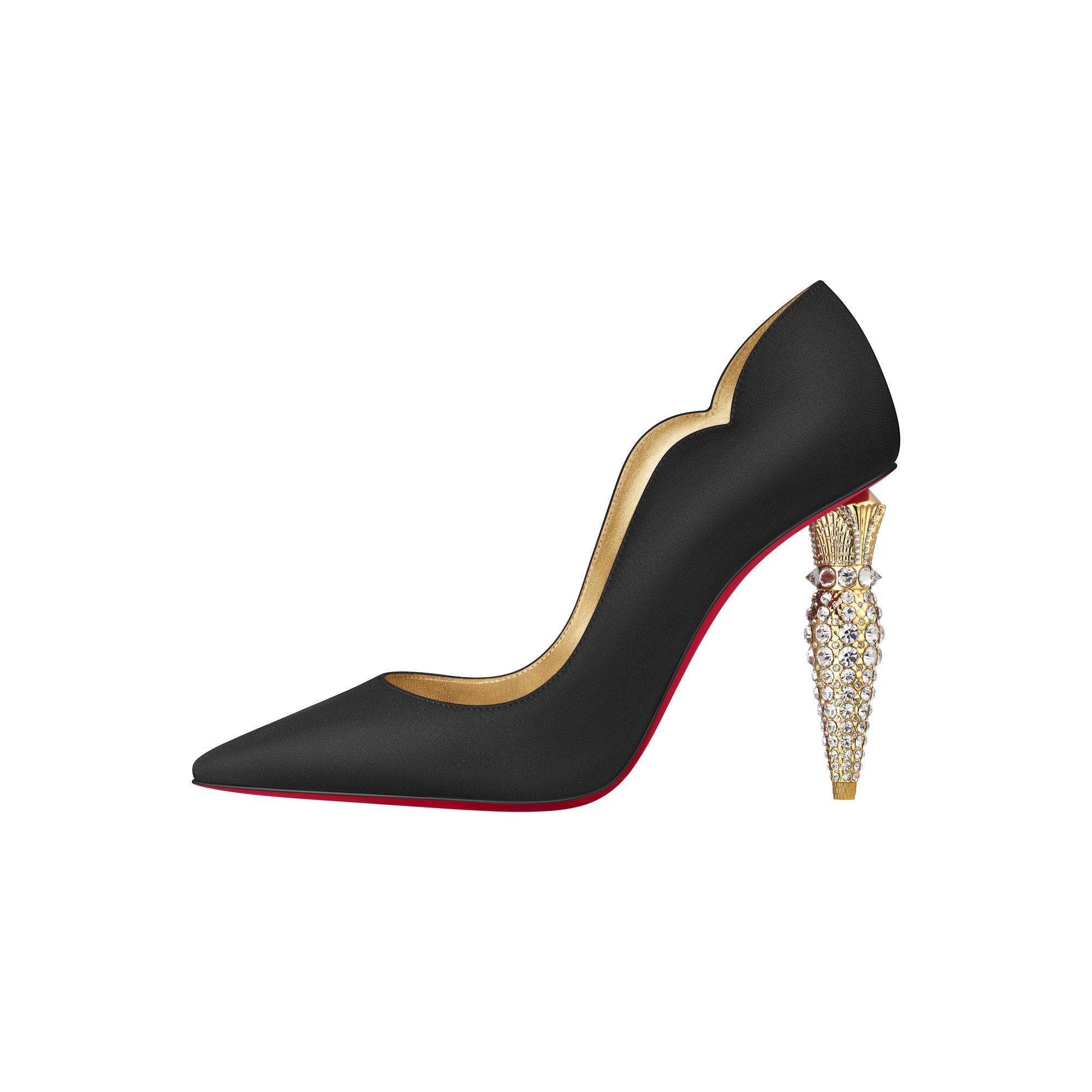 Lipstrass Pump黑色緞面尖頭高跟鞋,NT$55,000。(Christian Louboutin提供)