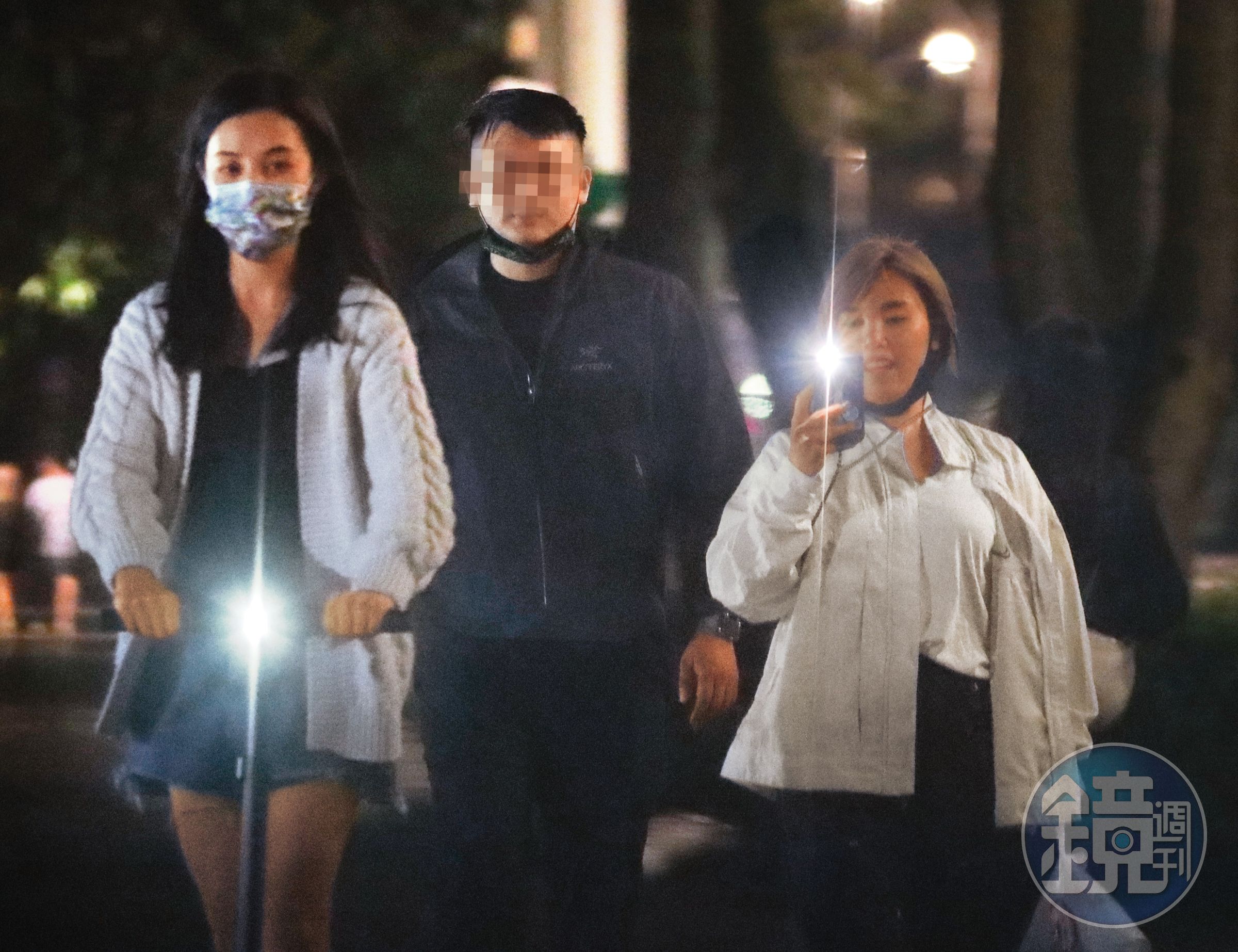 去年6月，李佳薇（右）與男友廖先生（中）感情尚未出狀況，兩人還陪著妹妹李佳歡（左）外出練習騎滑板車。