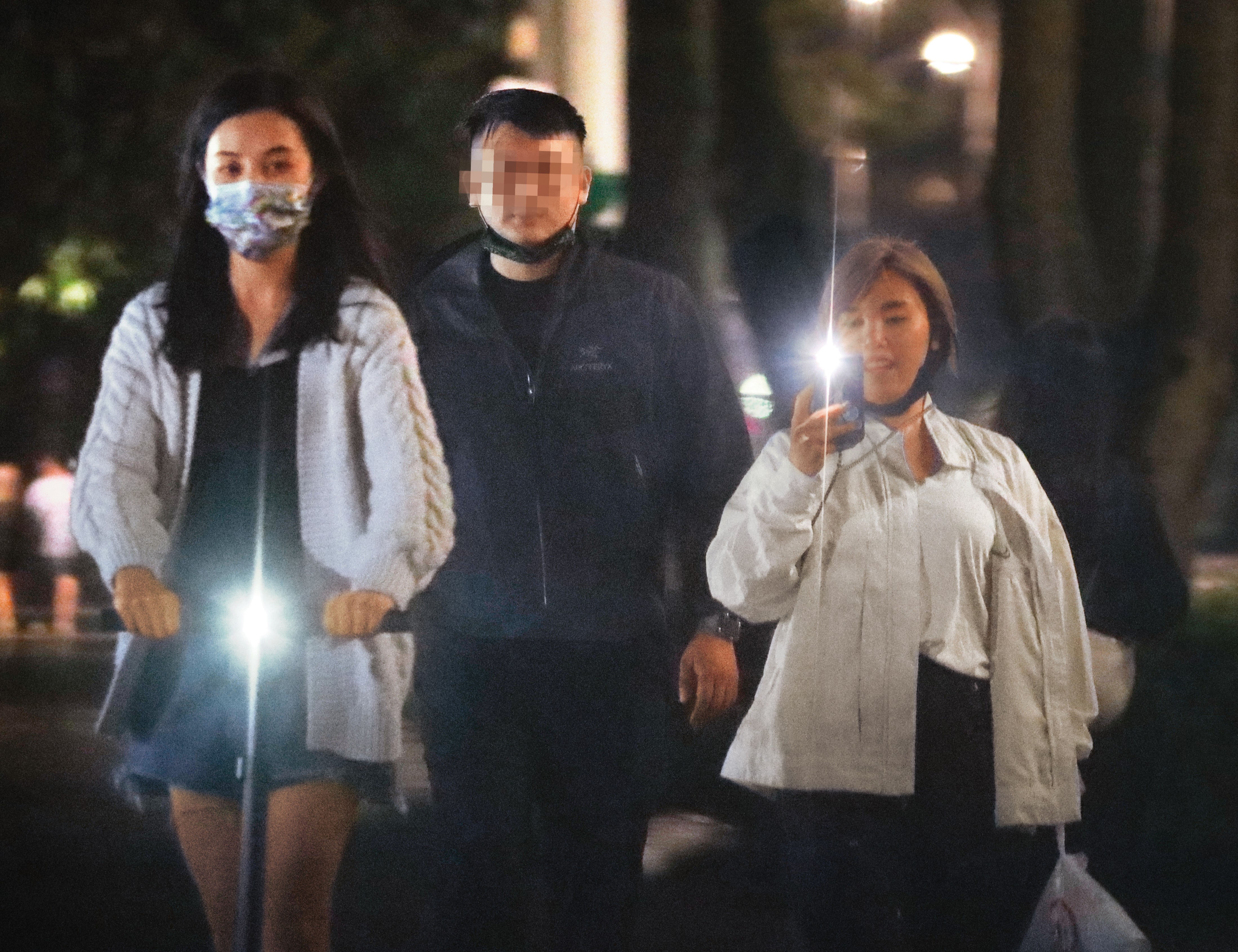 去年6月，李佳薇（右）與男友廖先生（中）感情尚未出狀況，兩人還陪著妹妹李佳歡（左）外出練習騎滑板車。