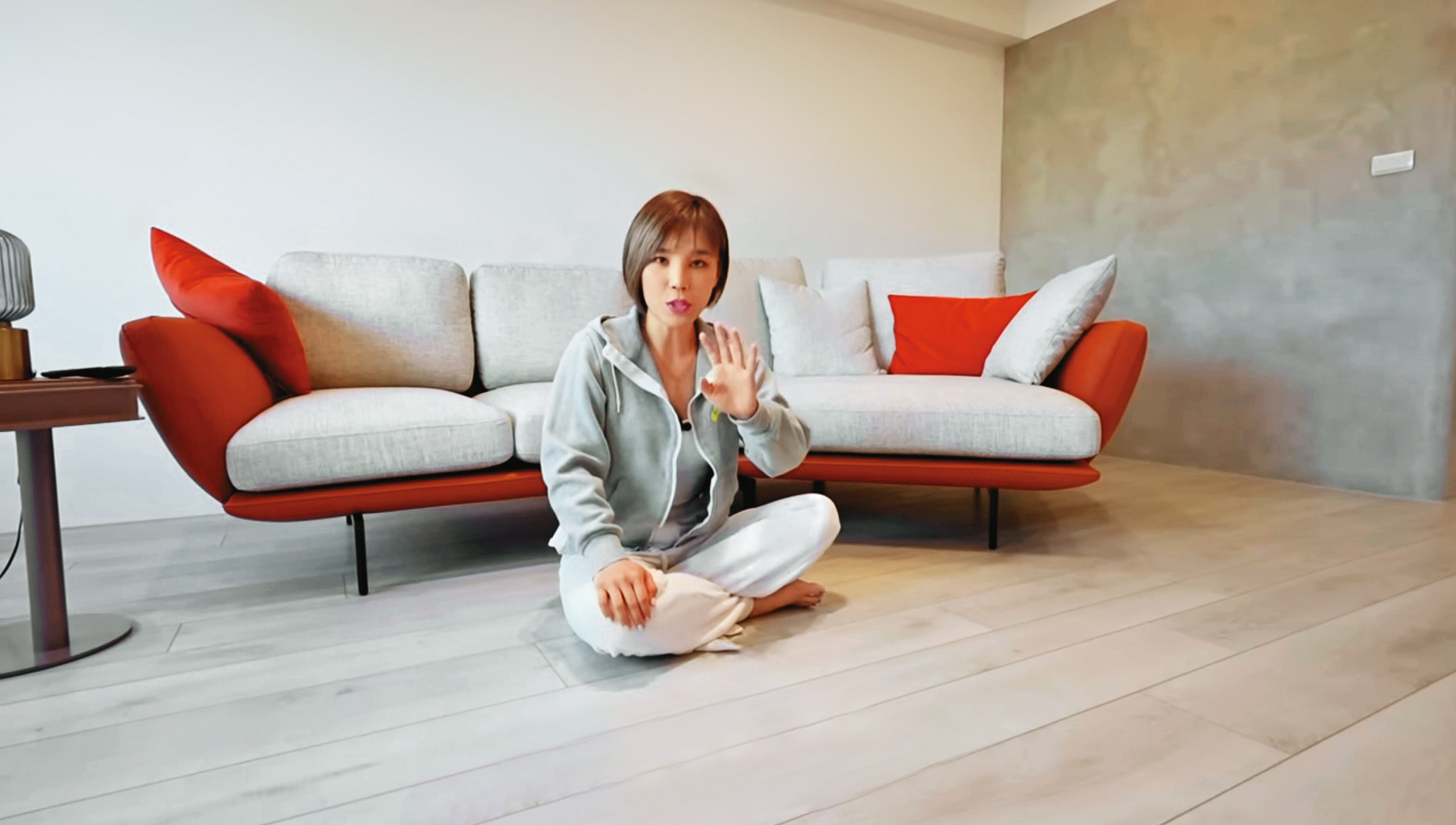 為了可以唱歌唱得痛快，李佳薇在新家裝潢時，特別加強隔音。（翻攝自李佳薇YouTube）