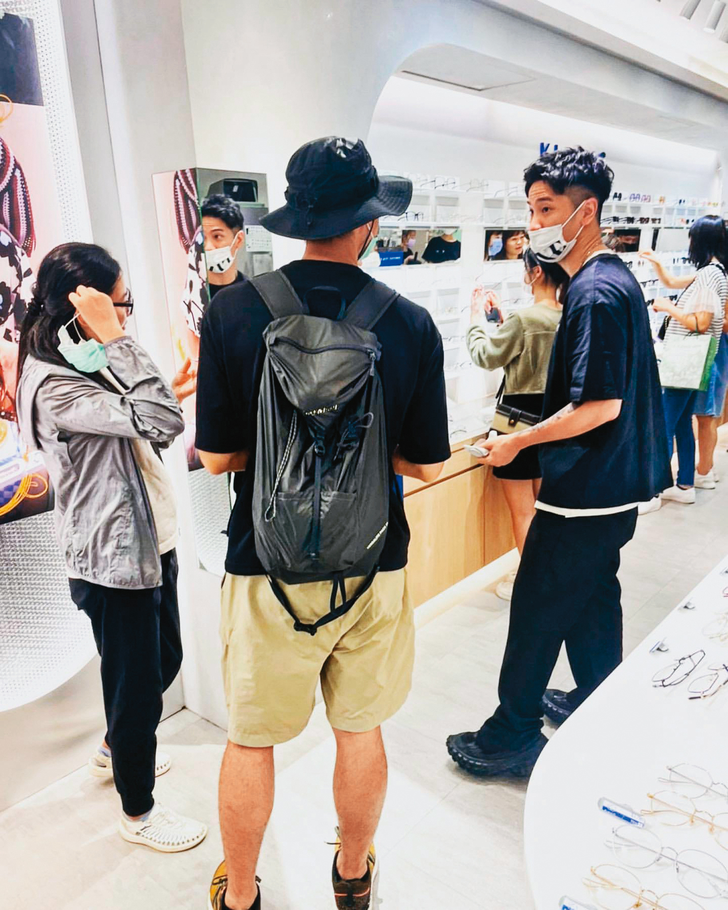 為了自己的眼鏡品牌,陳銳親力親為,終於從無到有成為生意人。(翻攝自陳銳IG)