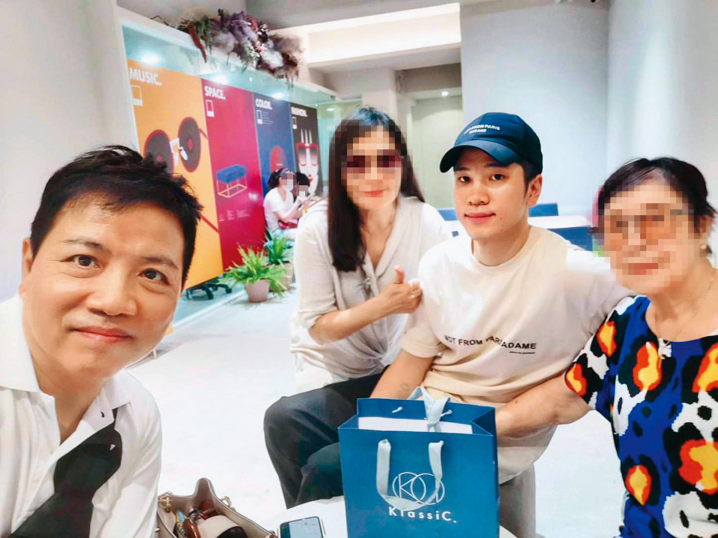 身為獨子的陳銳（右二），家人永遠是他的後盾。左起為父親陳凱倫、母親、外婆。（翻攝自陳銳IG）