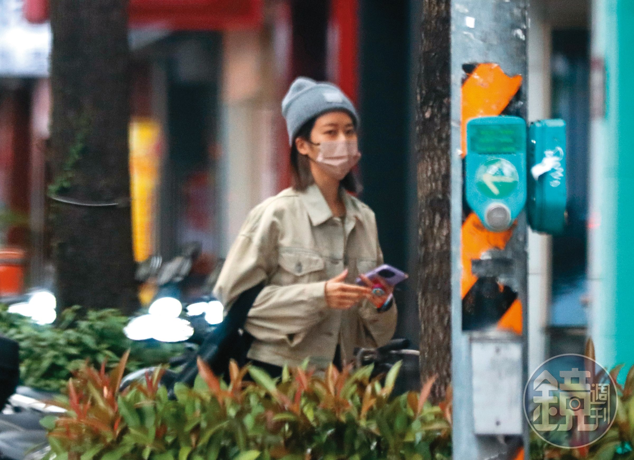 2月10日 13：49 為了躲跟拍，張景嵐先行從陳銳的車下來，兩人準備進行各種對策。
