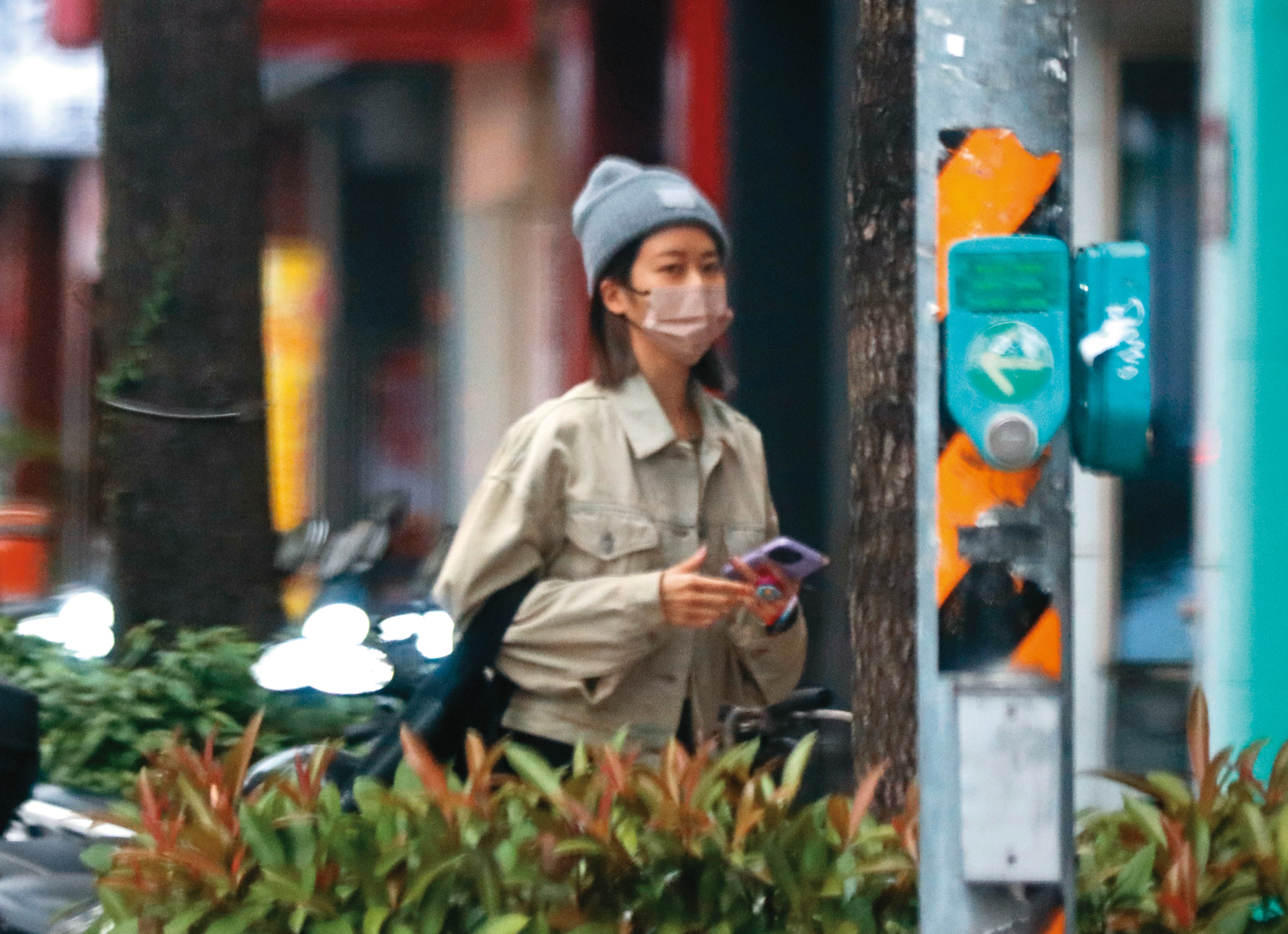 2月10日 13：49 為了躲跟拍，張景嵐先行從陳銳的車下來，兩人準備進行各種對策。