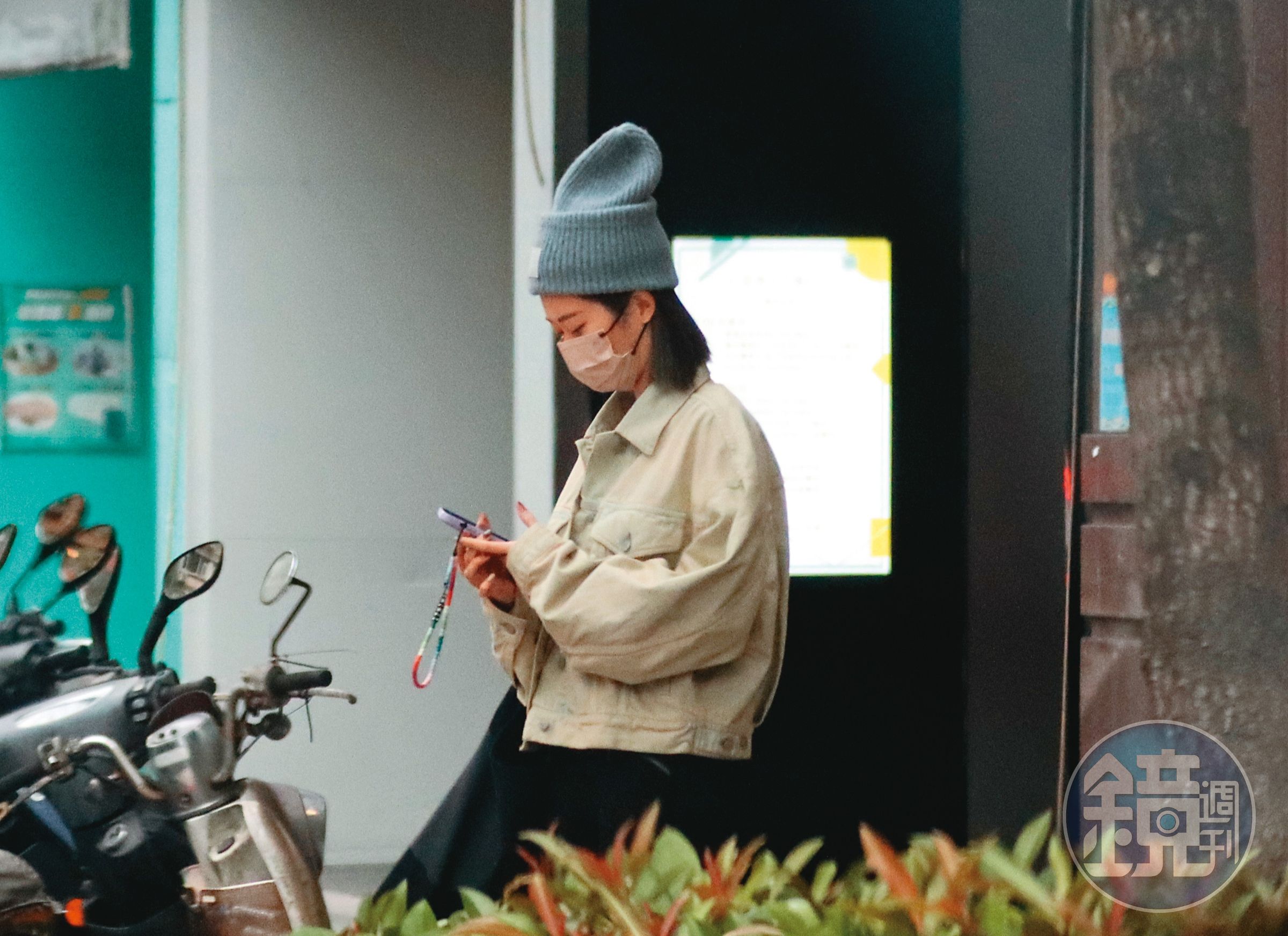 2月10日 13：50 下車之後，張景嵐一直緊盯手機，恐怕是在等待陳銳的訊息。