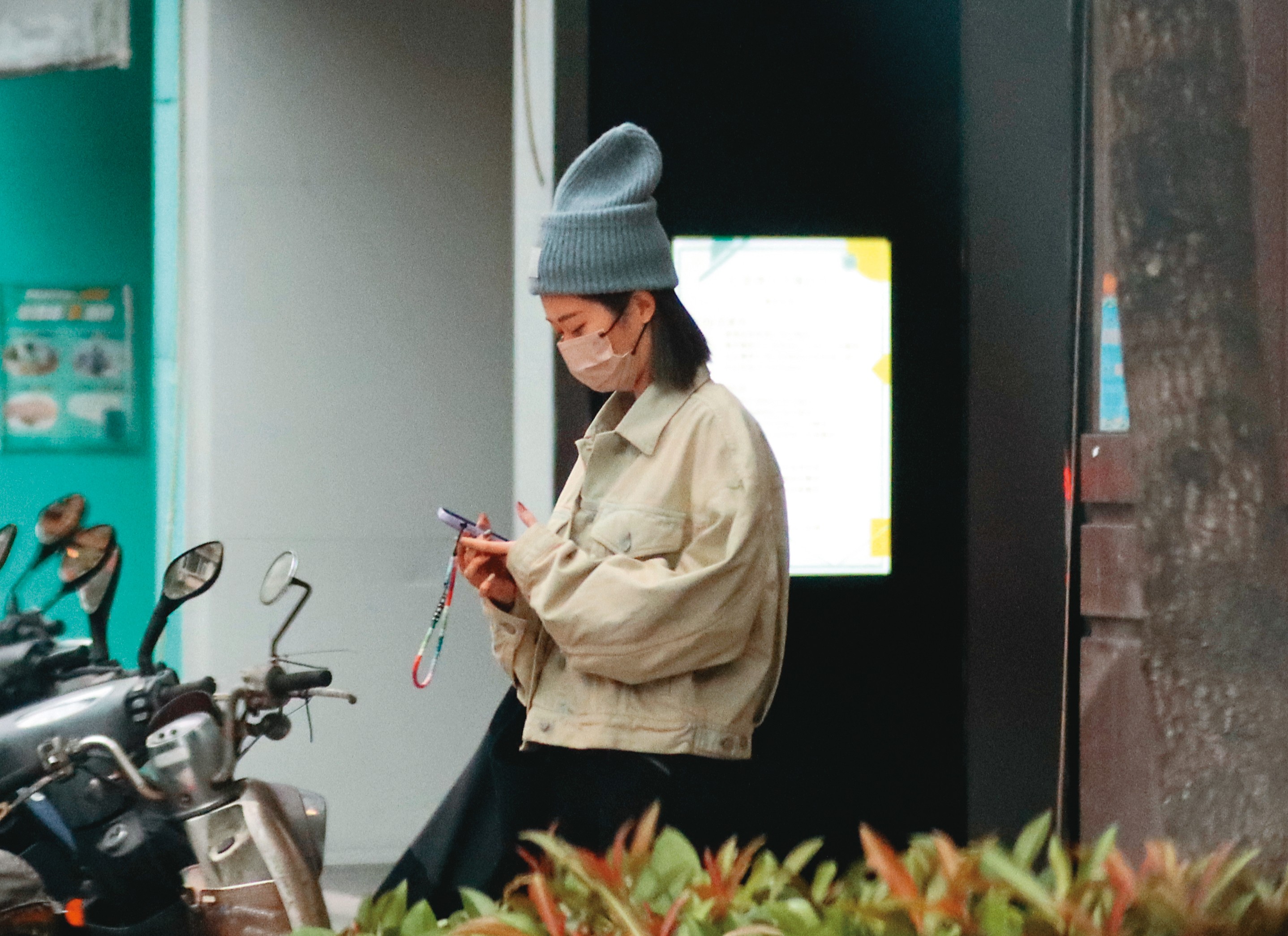 2月10日 13：50 下車之後，張景嵐一直緊盯手機，恐怕是在等待陳銳的訊息。