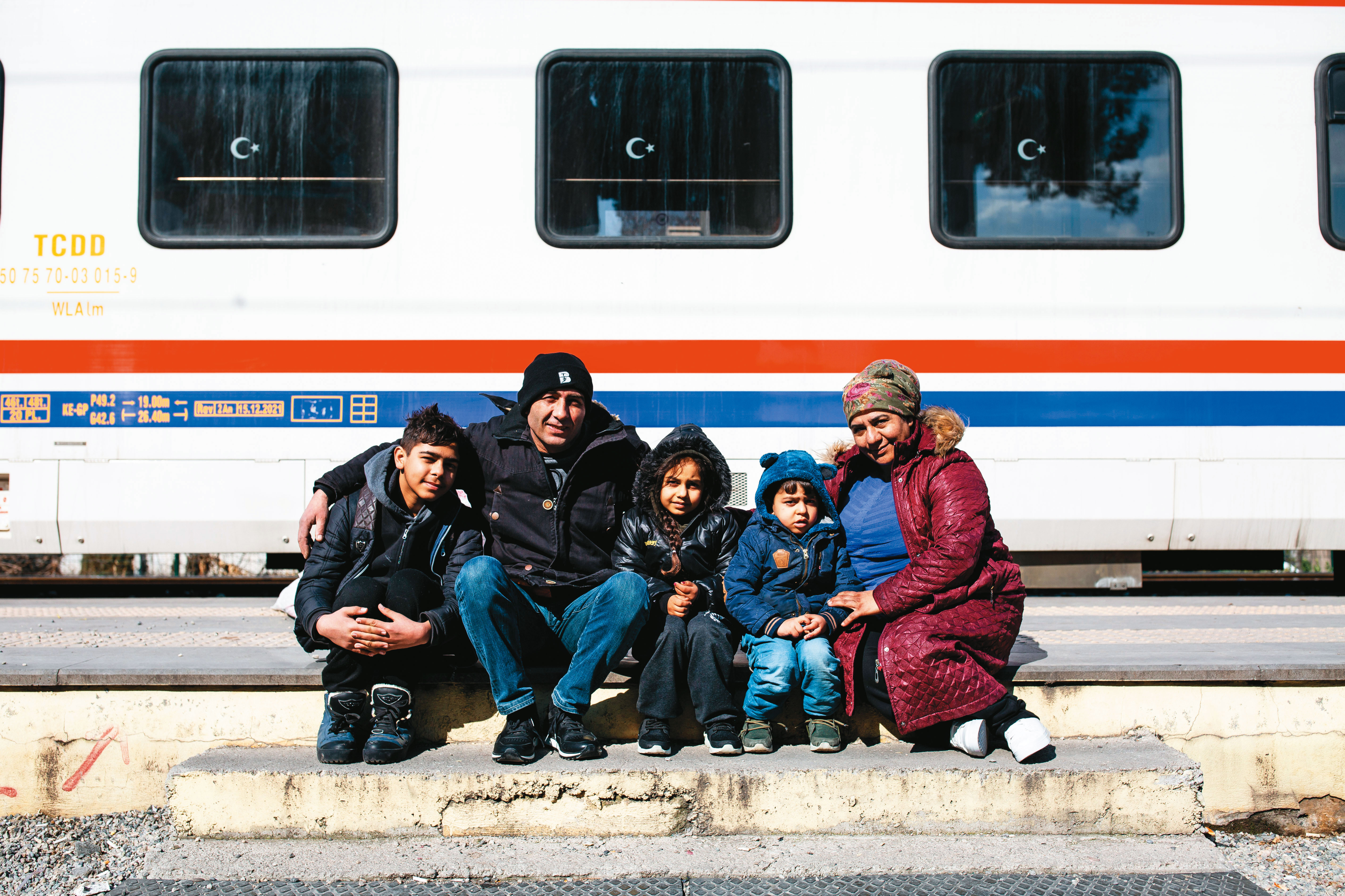 Murat Pekgöz（左2）一家人正在等待前往親戚家的免費災民火車。