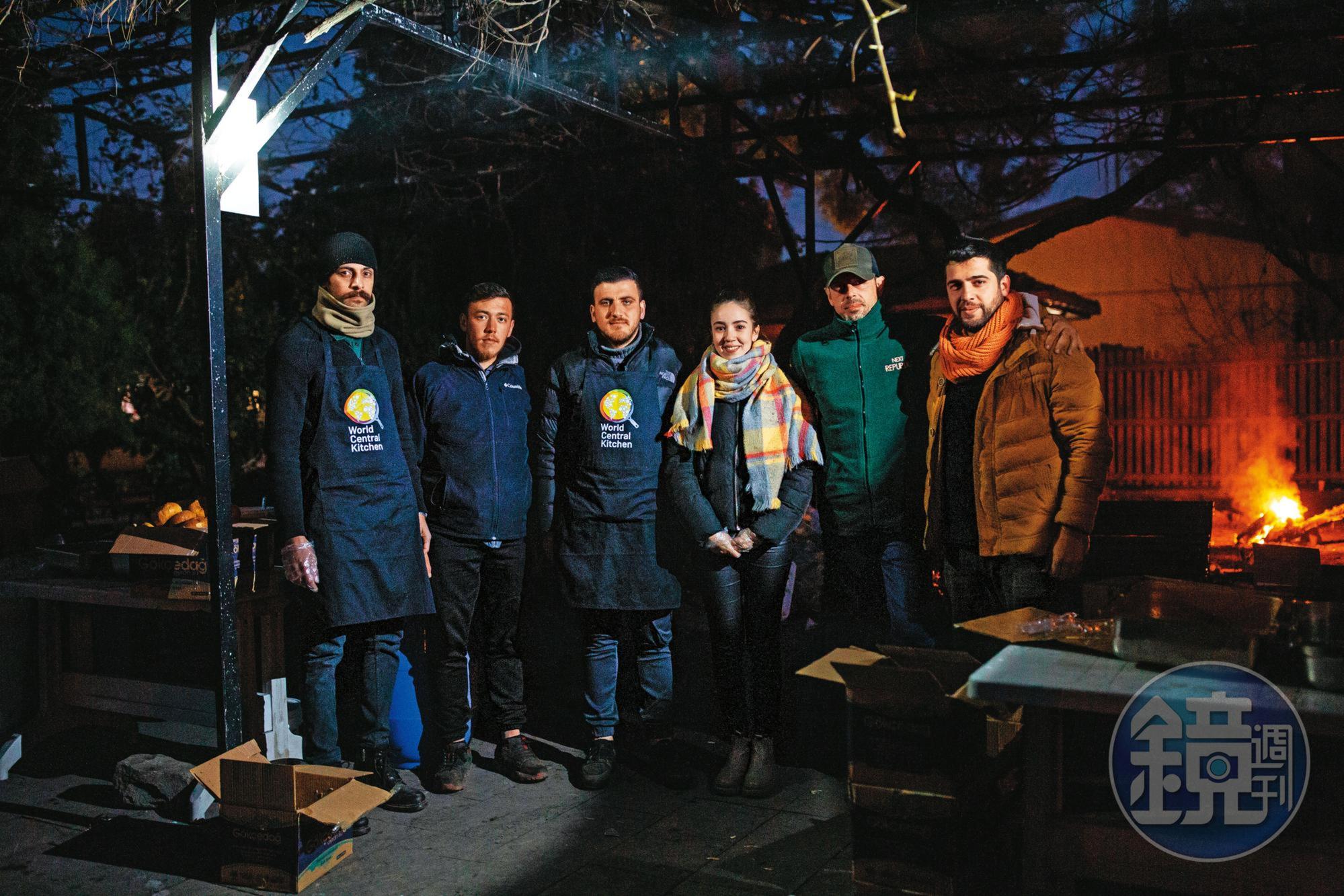 奧斯曼尼耶市許多市民成為救災志工。26歲的Mine Telli(右三)是名英文老師。