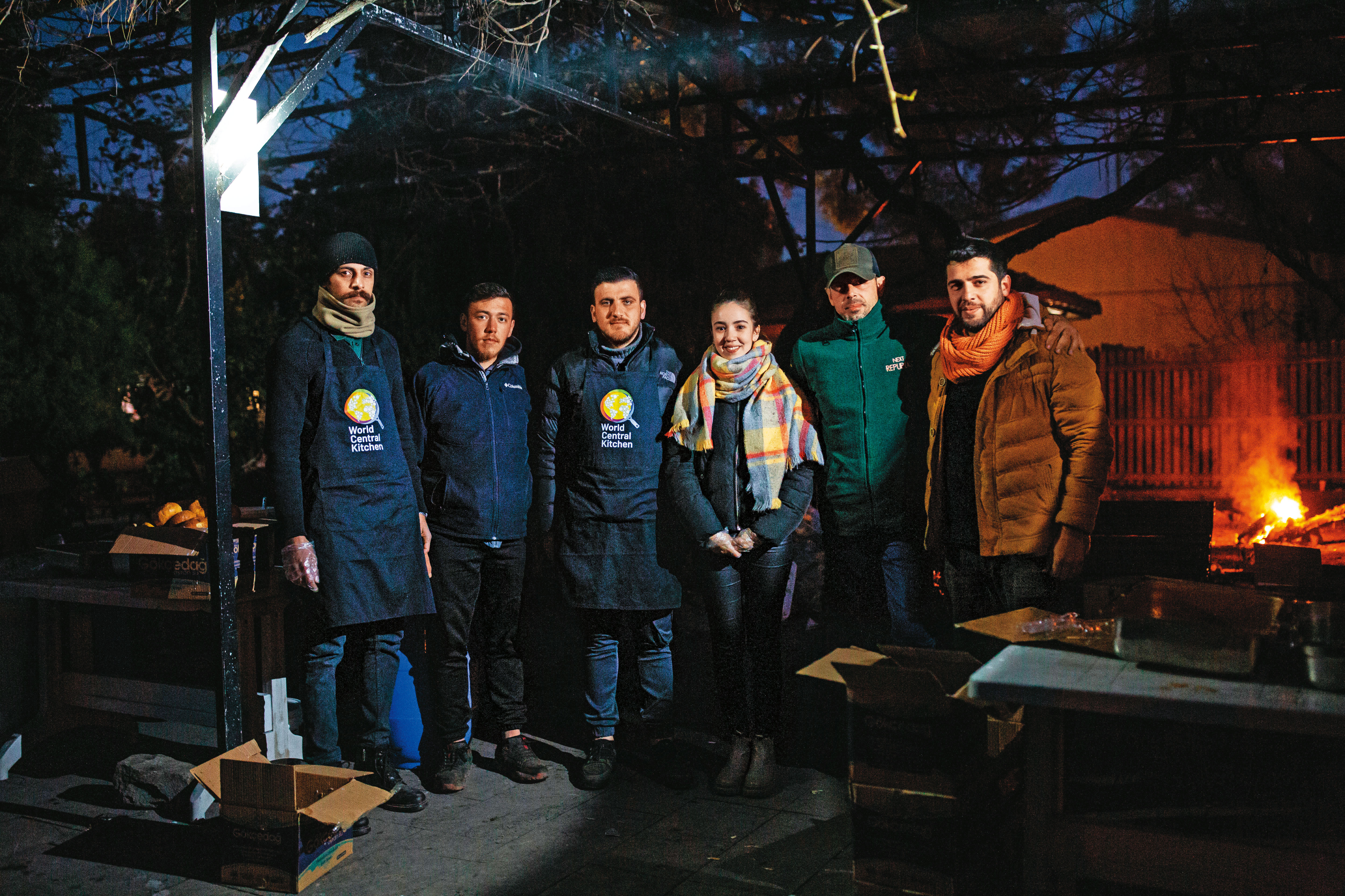 奧斯曼尼耶市許多市民成為救災志工。26歲的Mine Telli（右三）是名英文老師。
