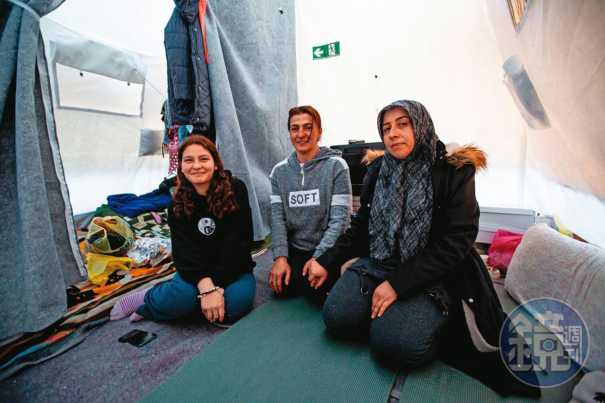 單親媽媽Naciye Kavun（中）和孩子Ayse Kavun（左），及朋友Şükran Köken（右）如今住在同一個帳篷裡。