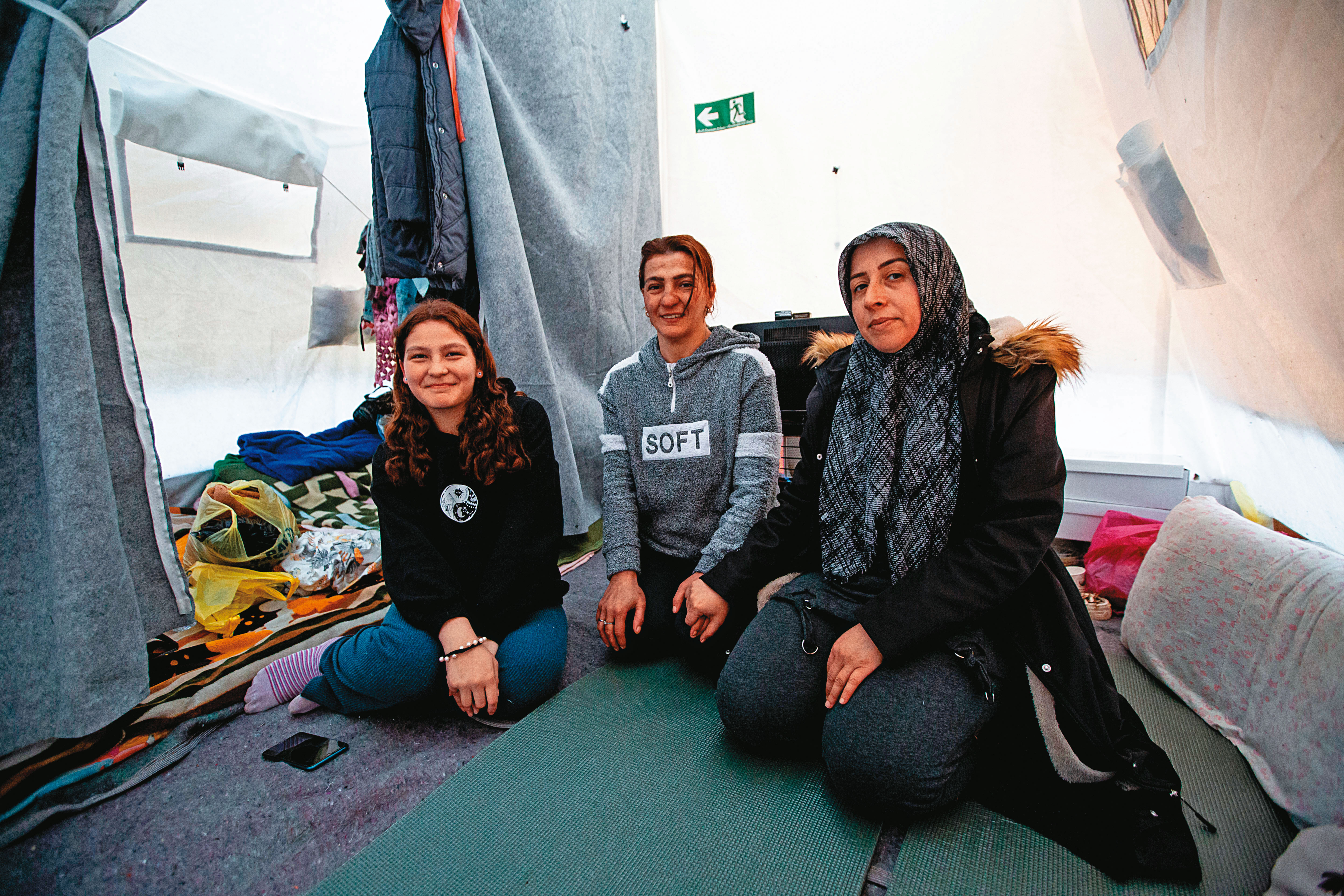 單親媽媽Naciye Kavun（中）和孩子Ayse Kavun（左），及朋友Şükran Köken（右）如今住在同一個帳篷裡。