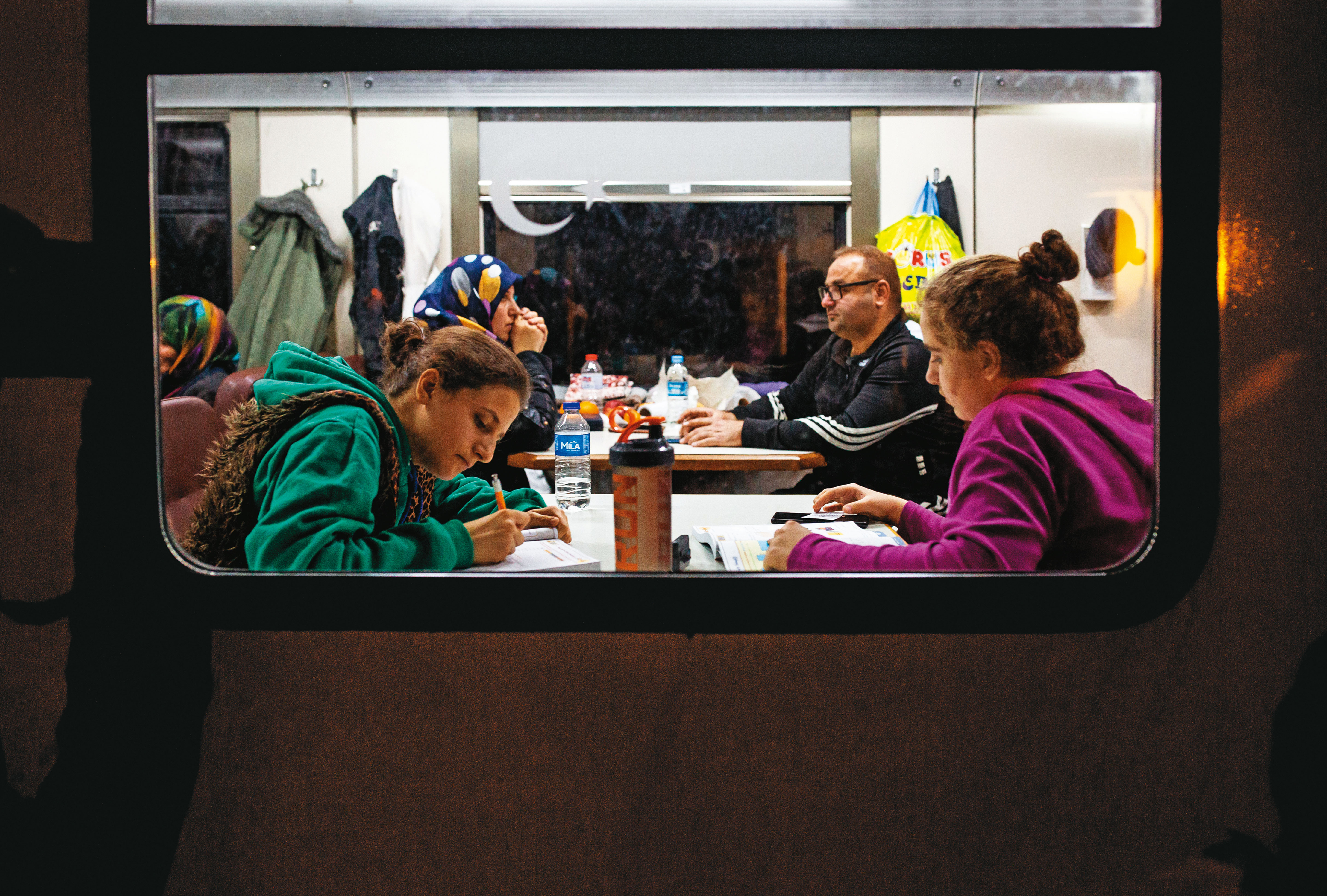 來自敘利亞的Vefa Elluz（右）跟妹妹（左）正在火車上看書。