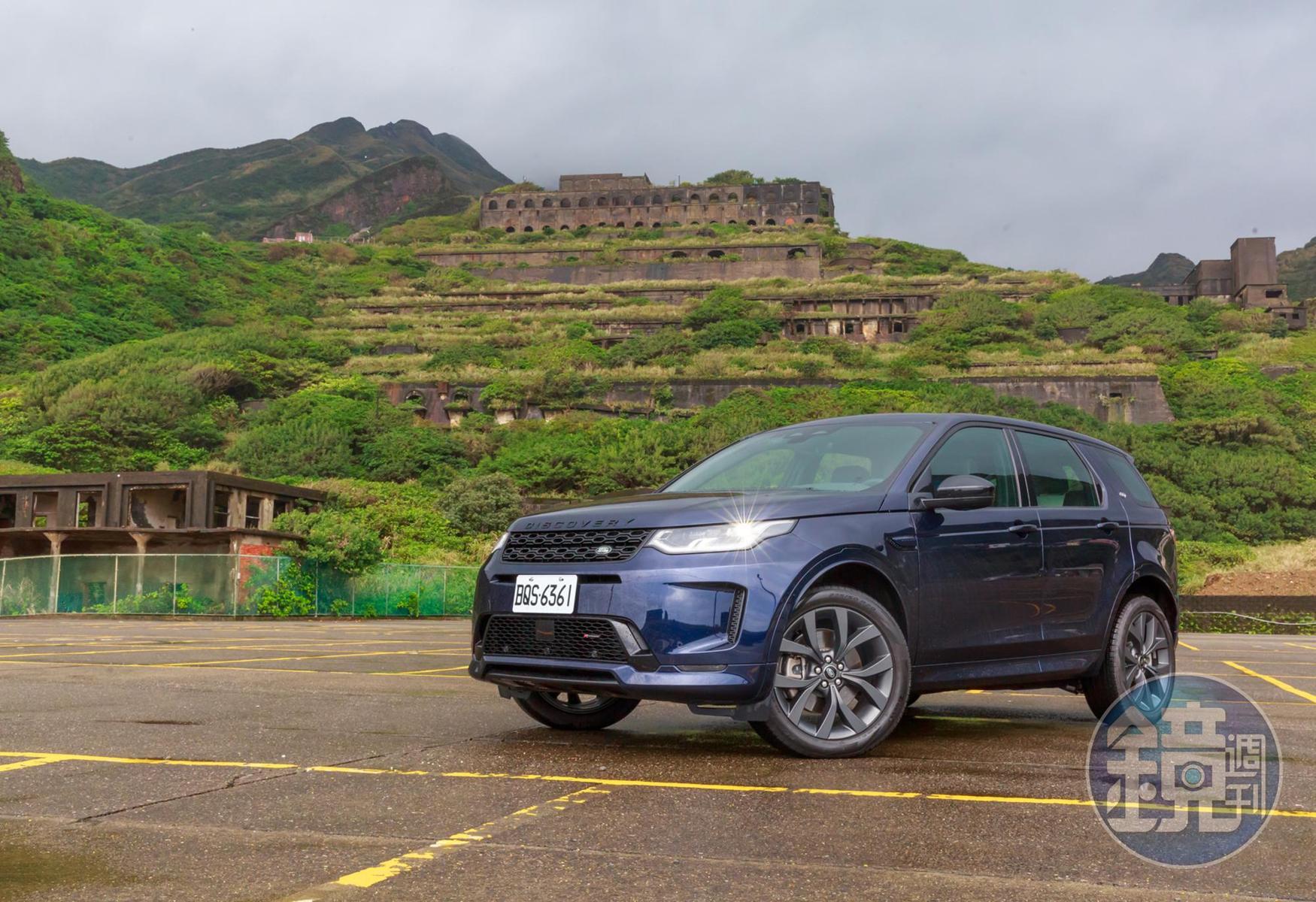 外觀上2023年式Discovery Sport P250 R-Dynamic SE與舊年式並無二致，但標配了多項R-Dynamic視覺強化套件，如空力擾流飾板、黑化水箱護罩與字標、深灰色20吋圈鋁圈等，增添不少運動感。