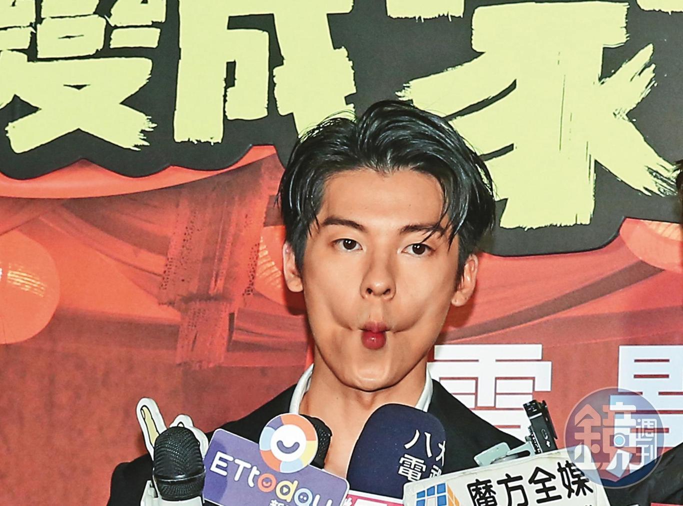 許光漢嘟嘴裝萌好可愛說,加兩球腮紅就是「金童玉女」了!(誤)