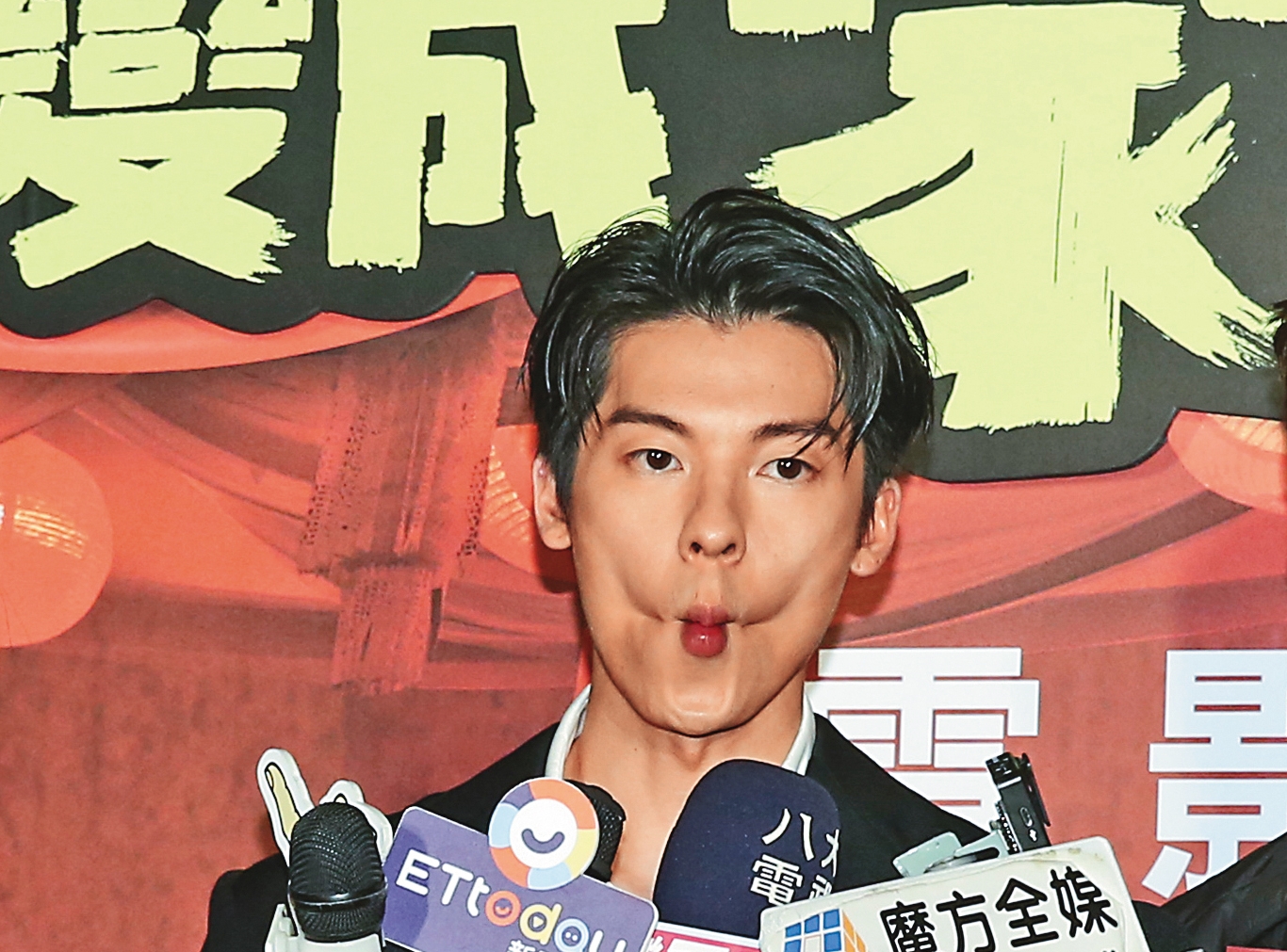 許光漢嘟嘴裝萌好可愛說，加兩球腮紅就是「金童玉女」了！（誤）