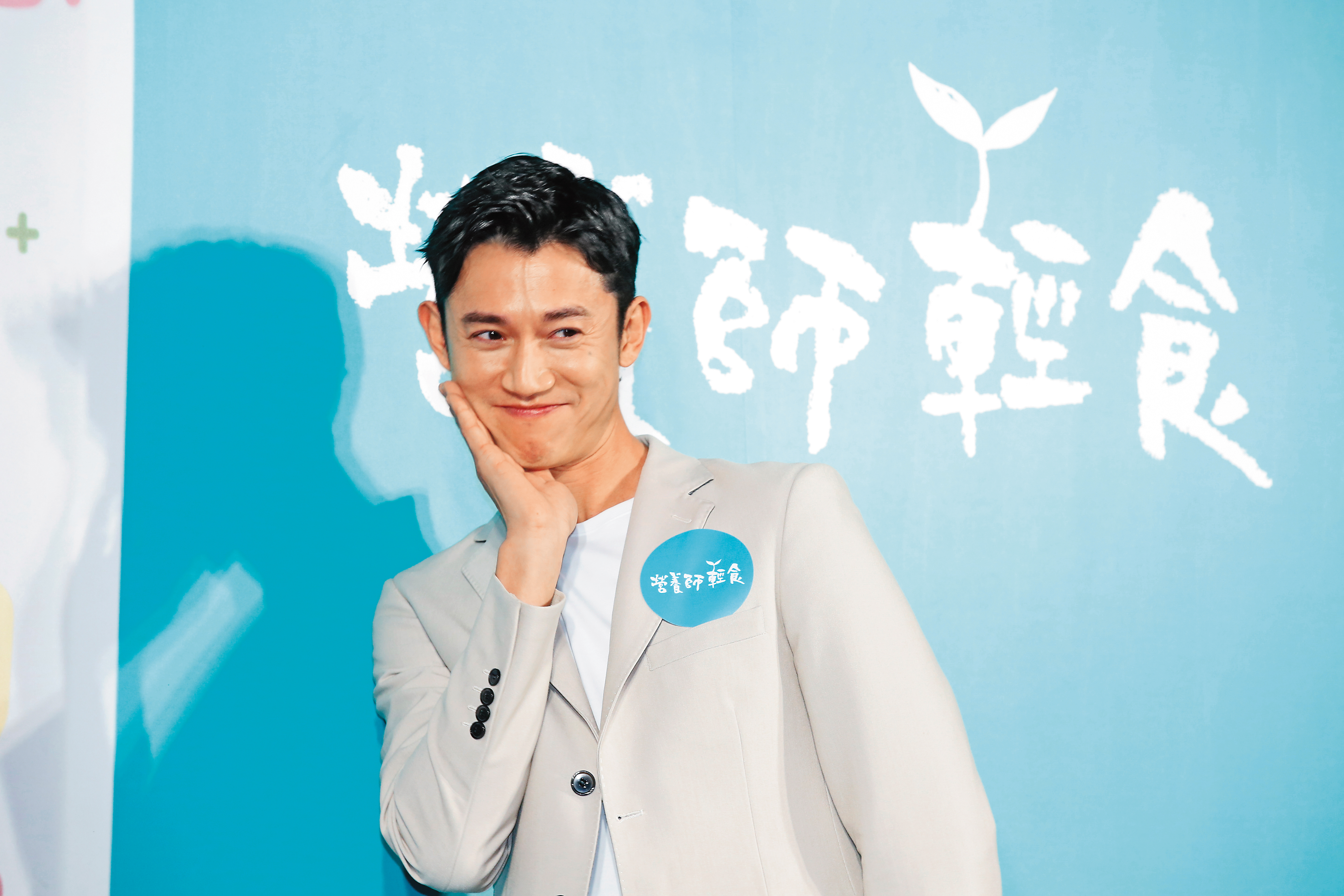 吳慷仁托腮撒嬌，對著鏡頭猛放電，怪可愛的。