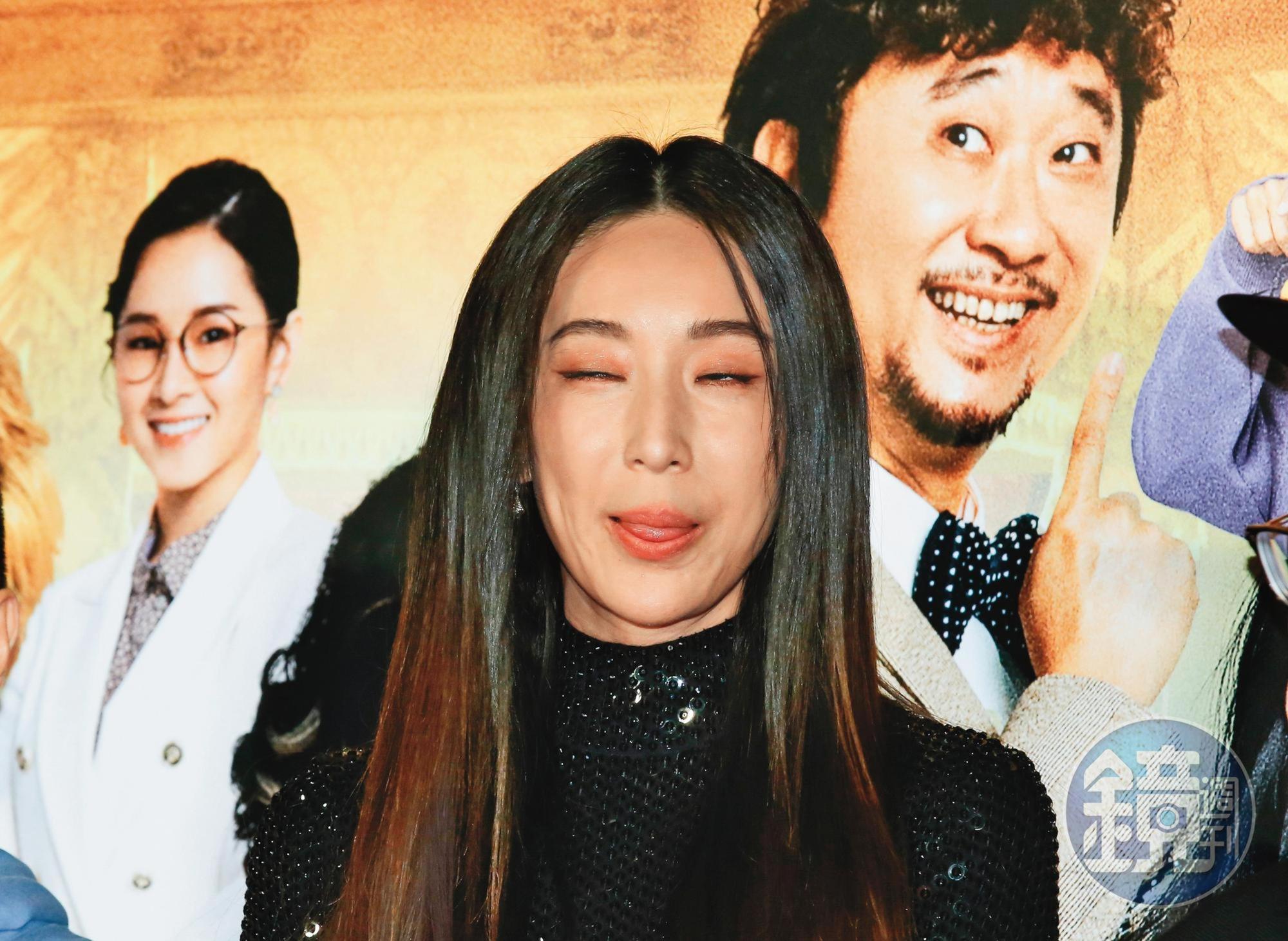 隋棠出席《詐團圓》首映會,俏皮吐舌好可愛…修但幾勒,隋棠明明說她在花蓮度假…小姐妳哪位?