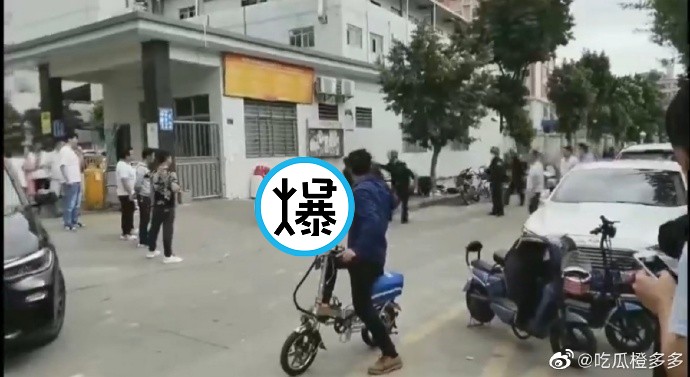 男淪「韭菜人礦」被逼瘋，疑薪資問題當街砍死3主管！民眾嚇壞。（翻自微博）