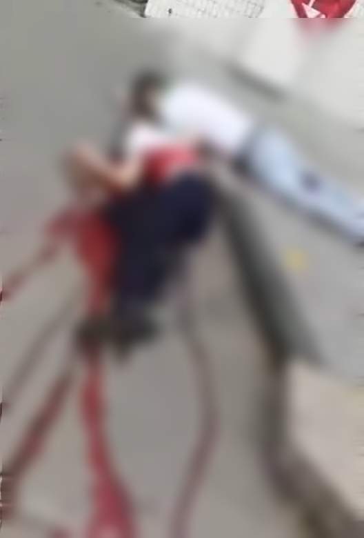 雙方疑似薪資問題，3名主管當街被捅死。（翻自微博）