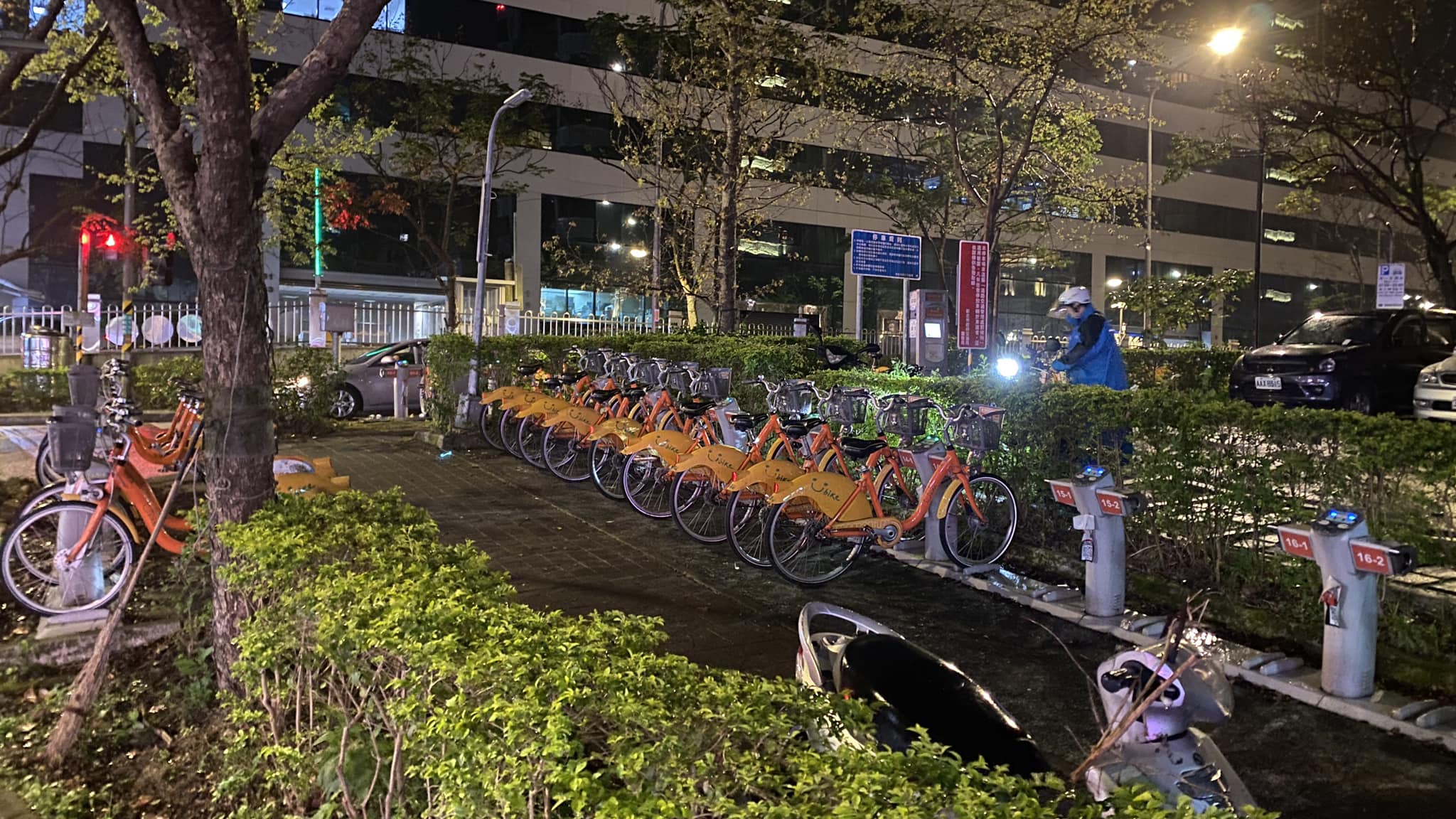 一名網友抱怨YouBike1.0在台北無法還車。（翻攝自爆怨公社臉書）