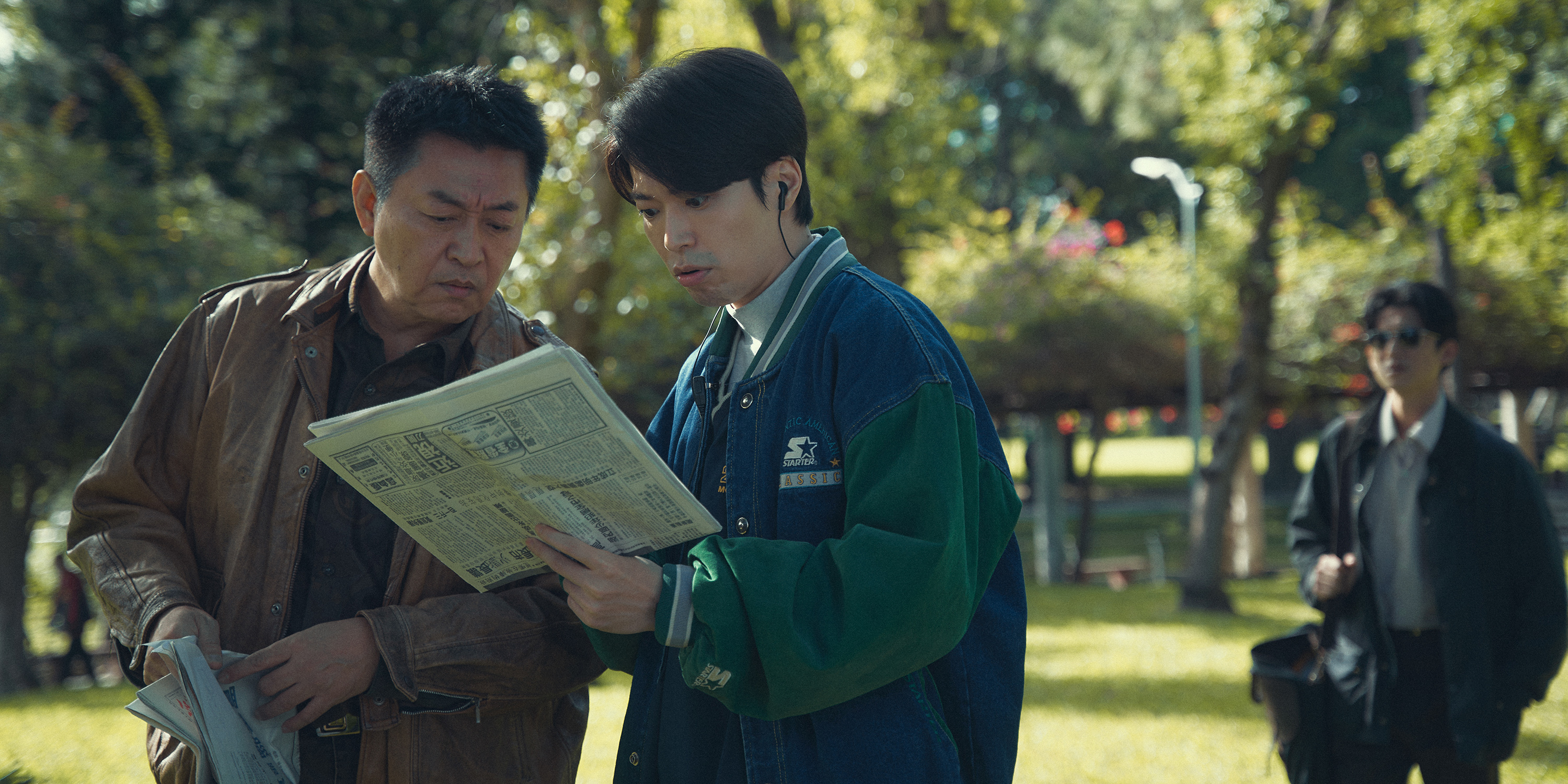 庹宗華（左）、侯彥西（右）《模仿犯》成忘年之交刑警組合。（Netflix提供）