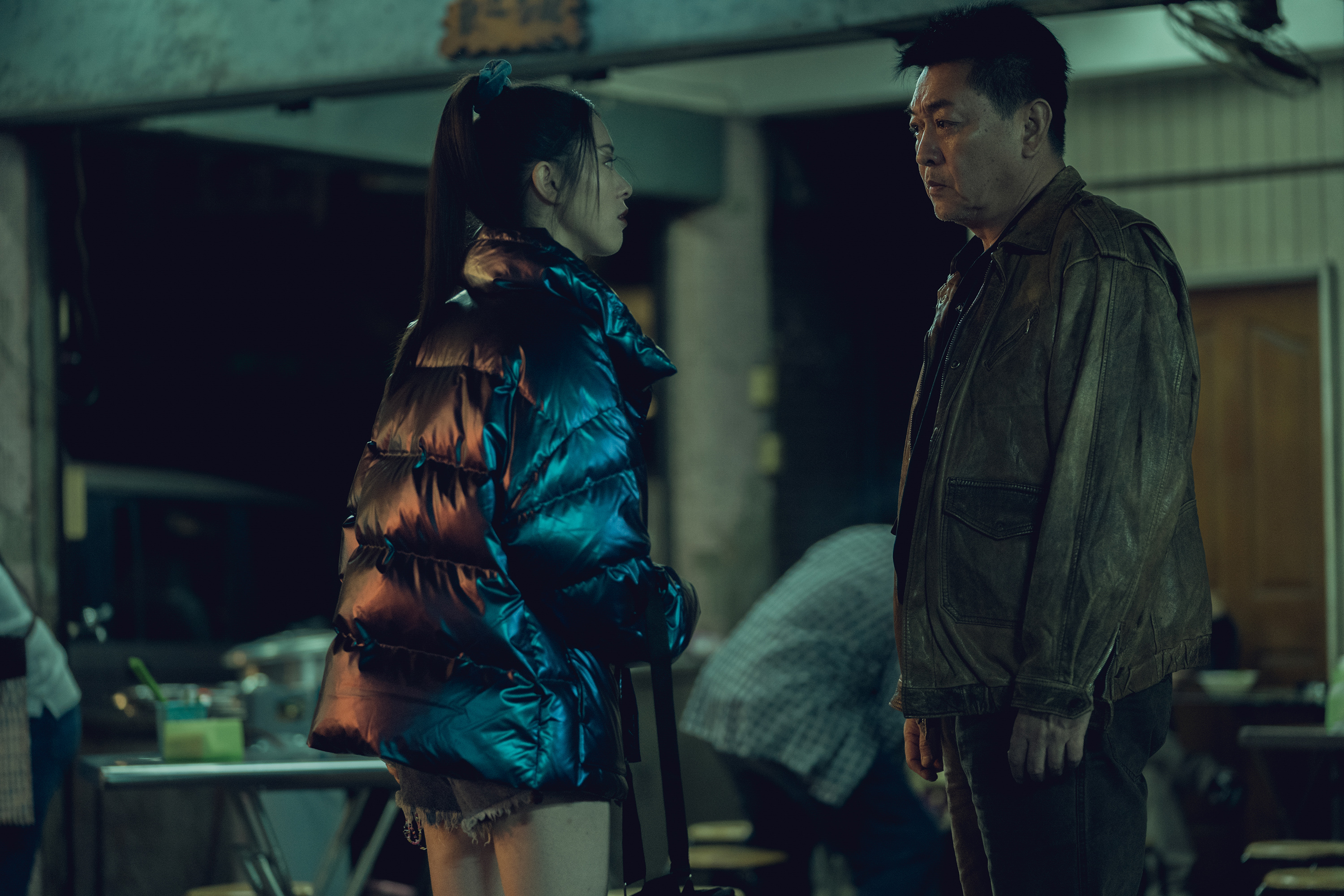 庹宗華（右）劇中跟女兒（左）處於長期溝通不良的狀況。（Netflix提供）