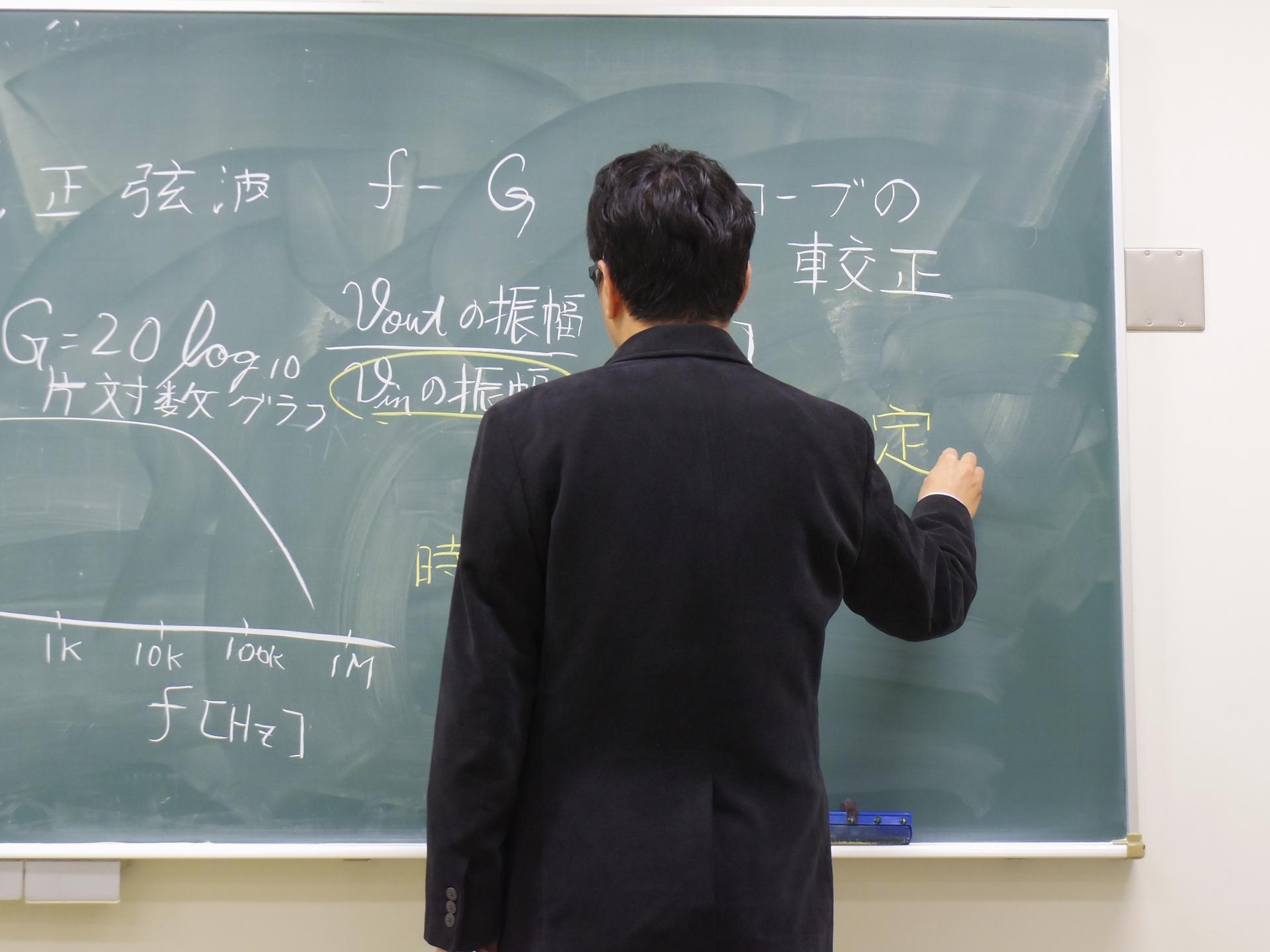 一名在大學任教的葉姓教授與人妻學生互傳曖昧訊息,遭對方丈夫提告求償百萬。(示意圖,photo-ac提供)