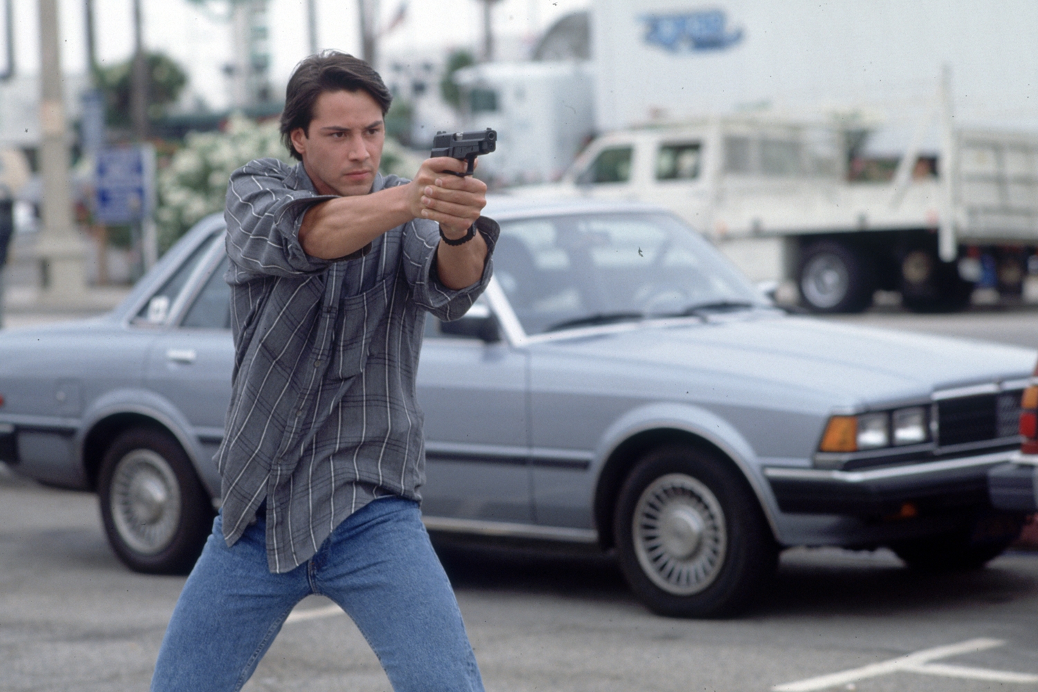 31年前，僅有27歲的基努李維首度挑戰動作片，演出《驚爆點》。（車庫娛樂提供）