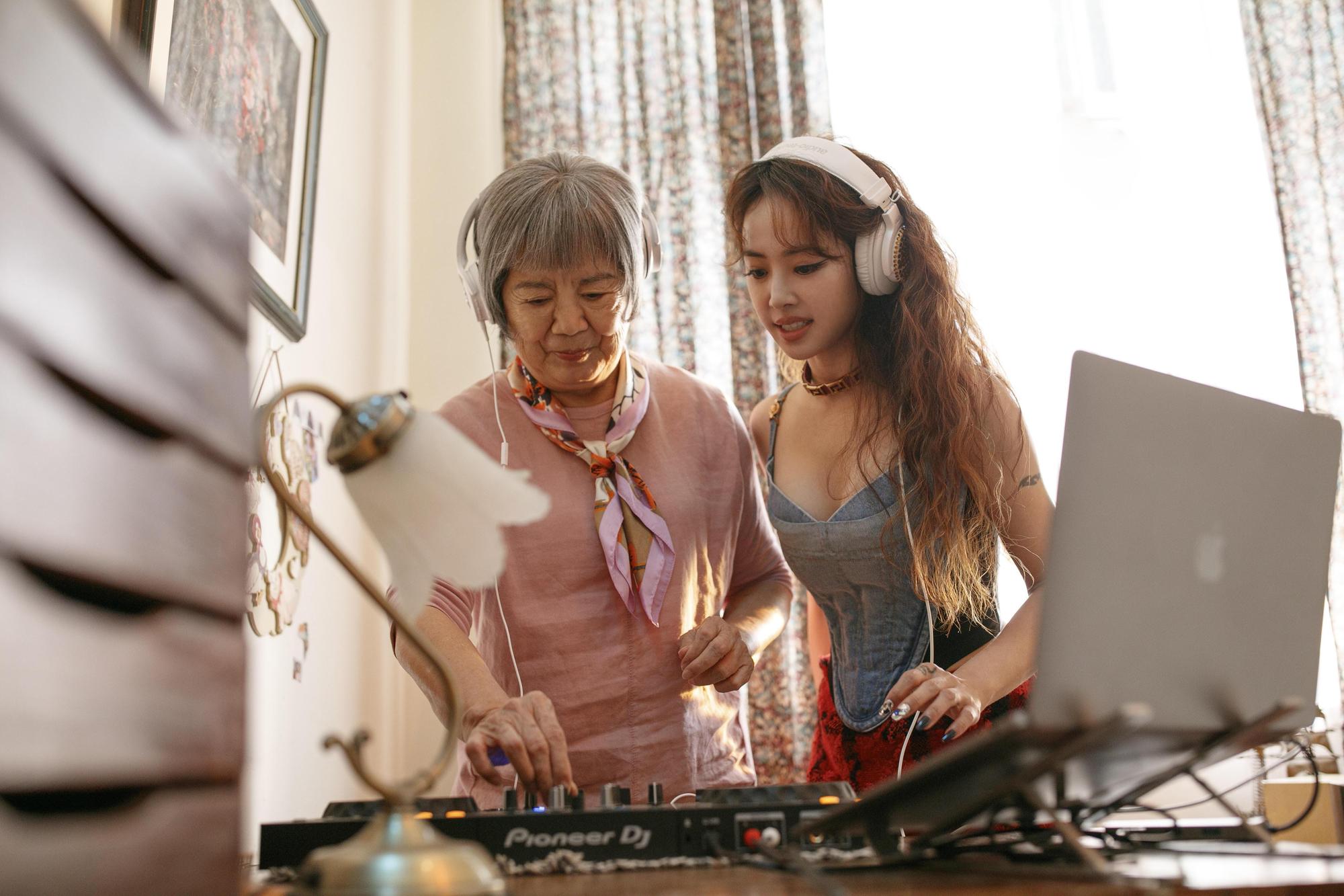 主題曲蔡依林(右)在〈親愛的對象〉MV飾演「毛嬤」王滿嬌的DJ老師。(金盞花大影業提供)