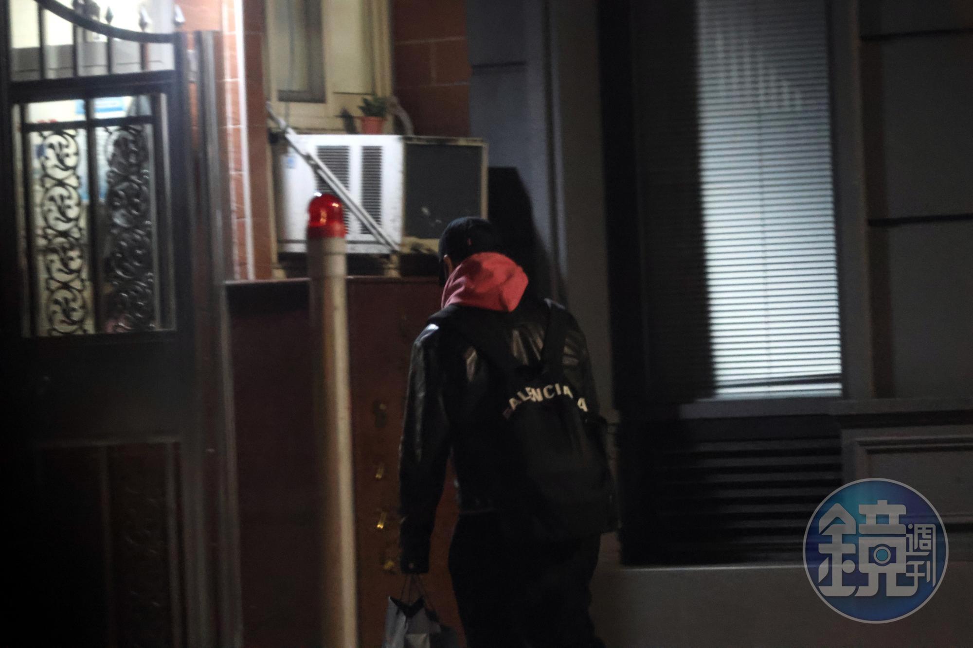 2月9日 22:30 本刊捕捉到陳鋭晚上閃進張景嵐家的畫面,出來已是隔日白天。