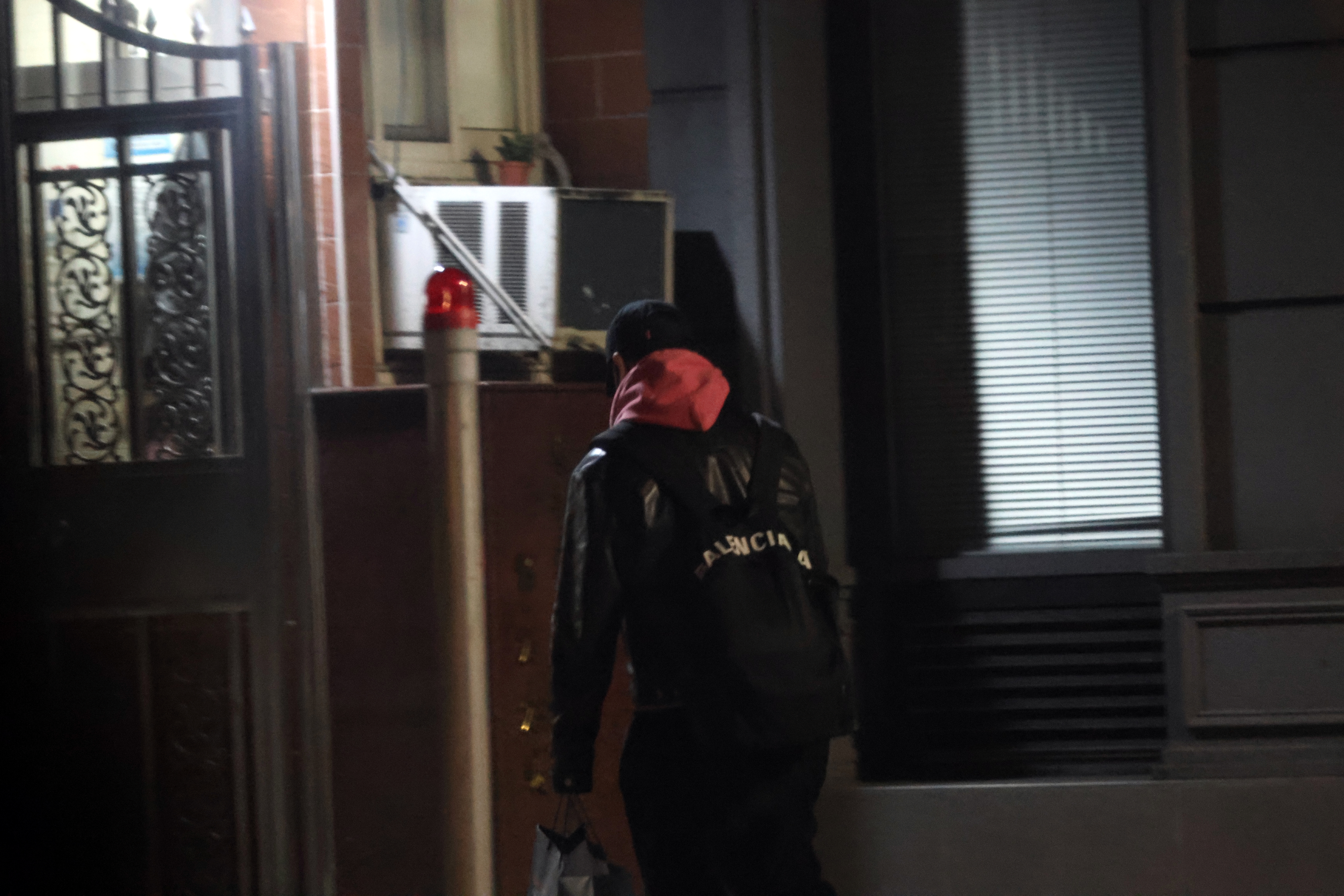 2月9日 22:30 本刊捕捉到陳鋭晚上閃進張景嵐家的畫面,出來已是隔日白天。