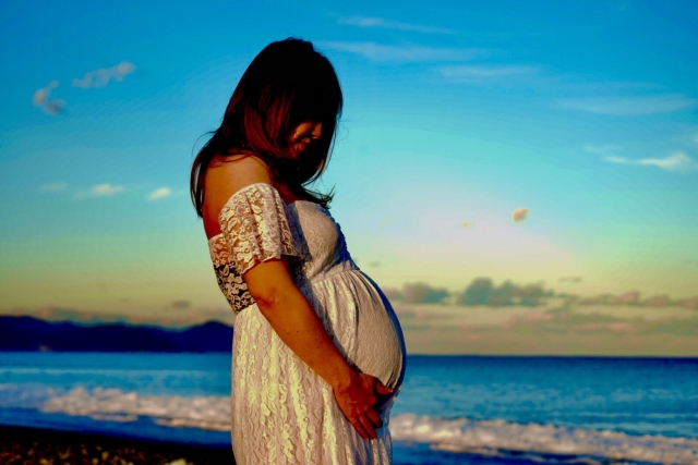 中國一名臨產孕婦在衛生院上廁所時，竟提前產子，嬰兒掉到馬桶內，消防人員救援。（示意圖 photoAC）