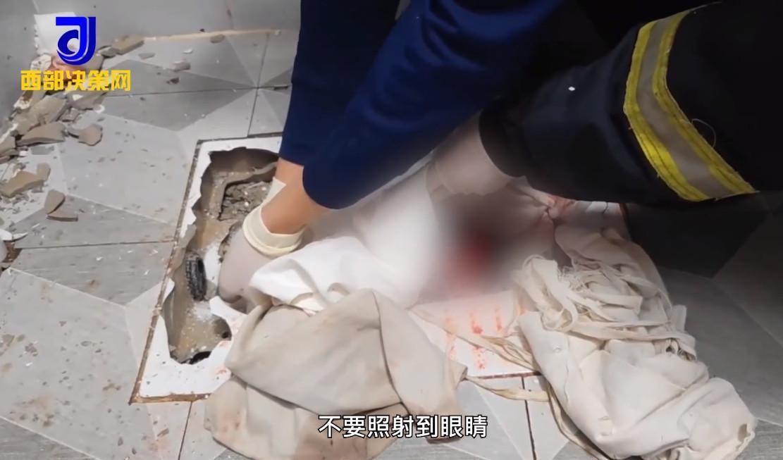 消防人員敲開蹲式馬桶才把嬰兒順利救出。(翻攝微博)