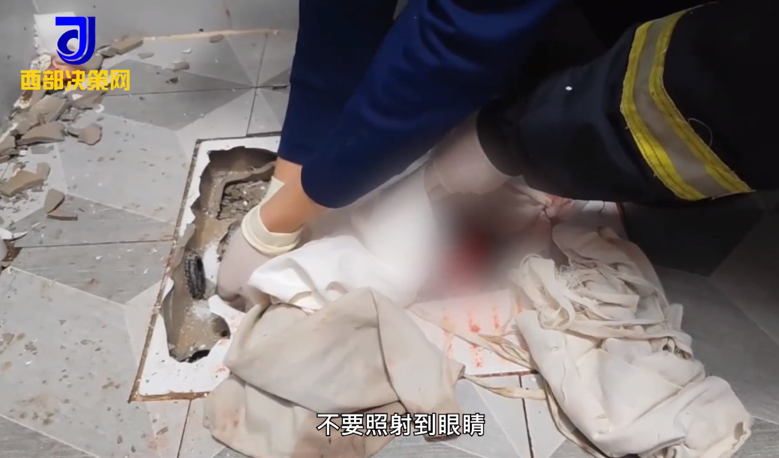 消防人員敲開蹲式馬桶才把嬰兒順利救出。（翻攝微博）