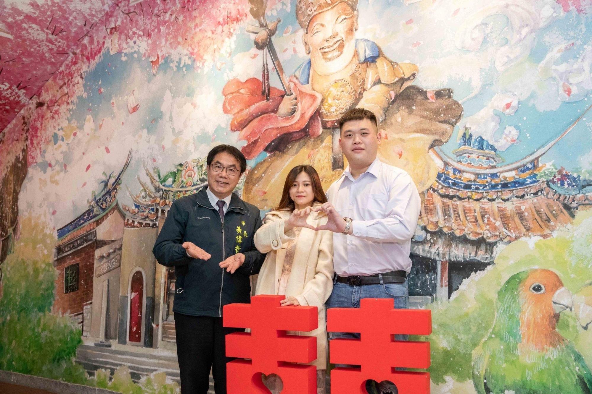 台南市長黃偉哲（左）為鼓勵情侶在台南許下終生大事，今日特地向登記結婚的小倆口致贈好禮。（台南市政府提供）