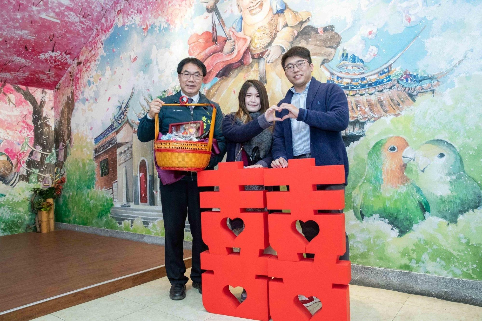 黃偉哲（左）積極設置公設民營托嬰中心、社區公共托育家園，提供多元托育支持服務。（台南市政府提供）