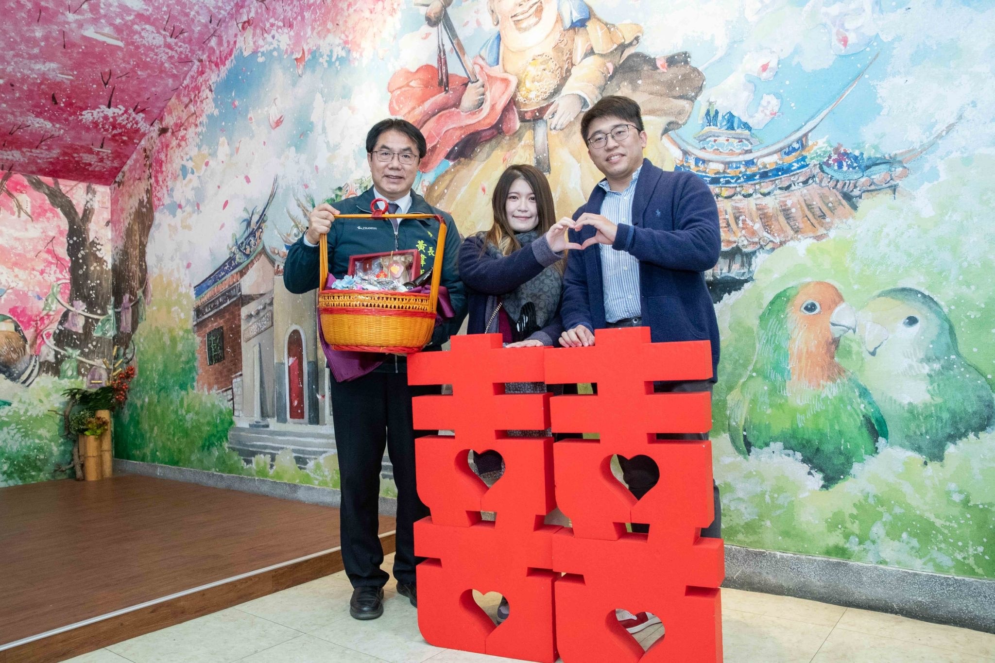 黃偉哲（左）積極設置公設民營托嬰中心、社區公共托育家園，提供多元托育支持服務。（台南市政府提供）