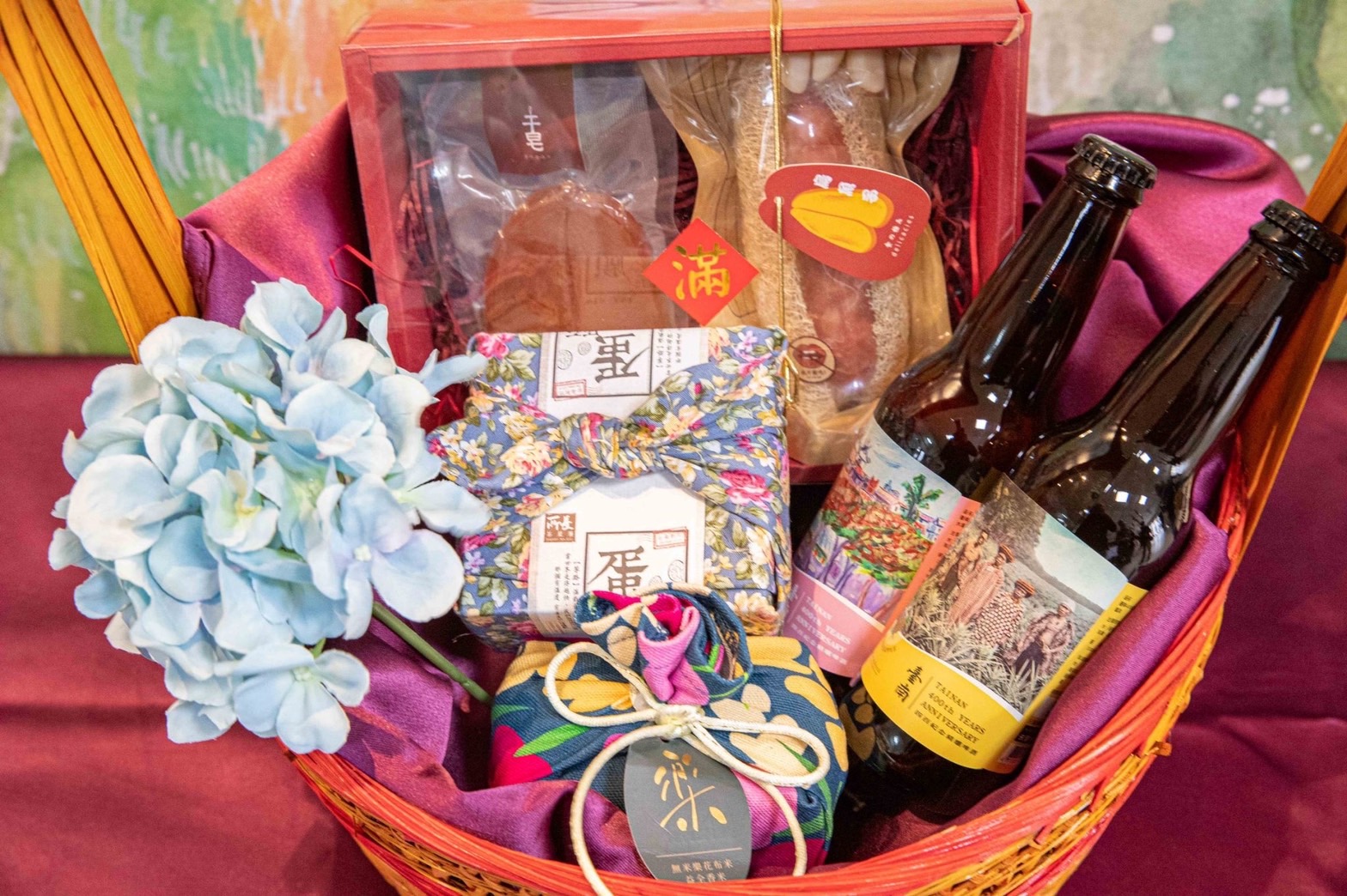 台南市長黃偉哲為在台南登記結婚的夫婦準備本地的結婚禮物。（翻攝自台南市府網站）