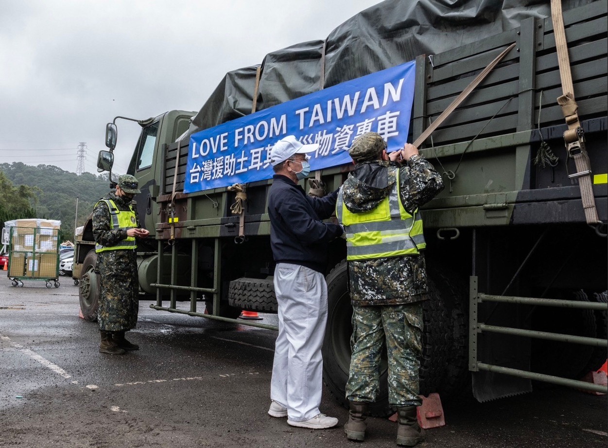 軍用卡車特地掛上「LOVE FROM TAIWAN台灣援助土耳其賑災專車」布條。（慈濟基金會提供）