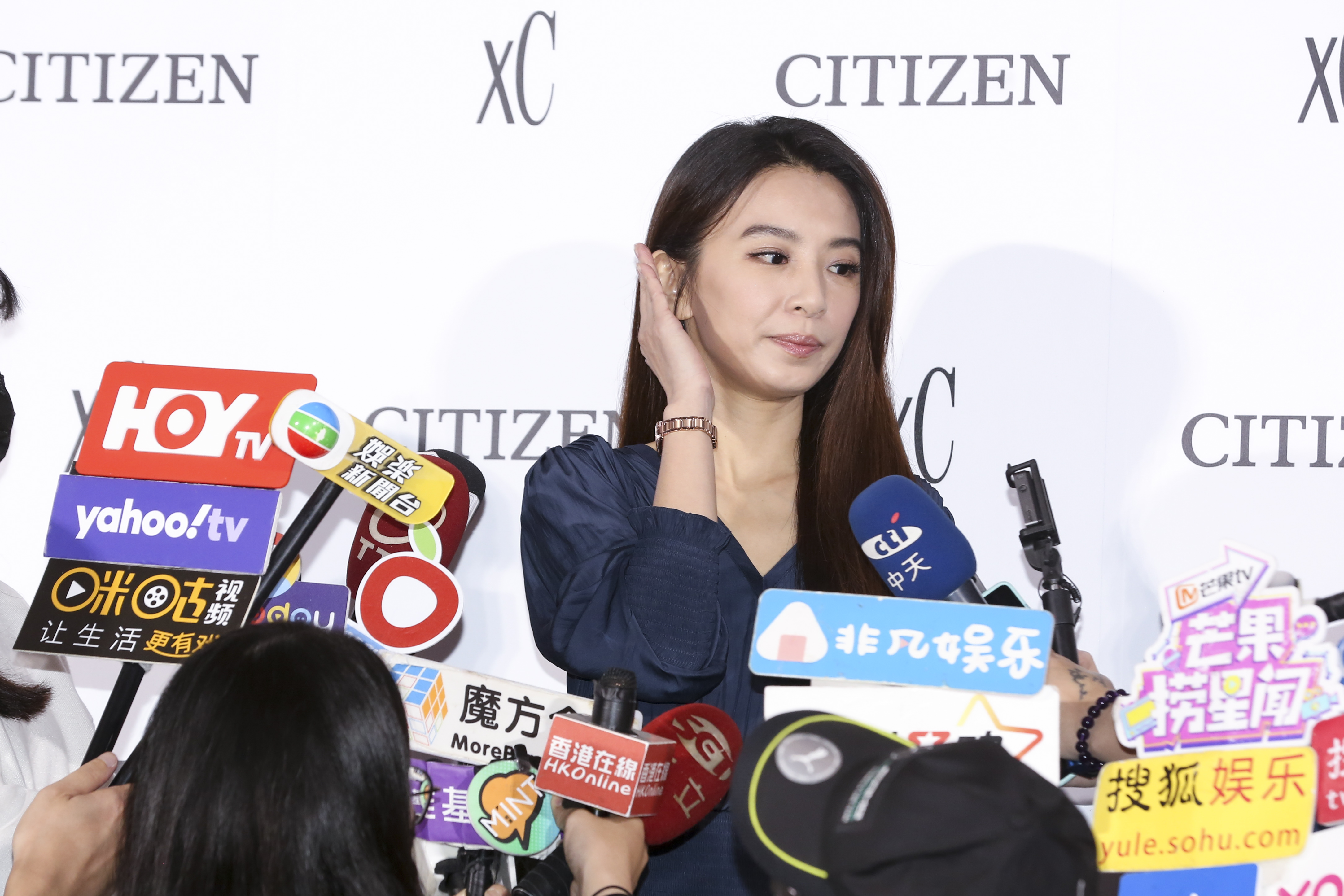 從塔羅牌的能量讀取訊息,Hebe的防衛心重,好、壞桃花都不會上門。