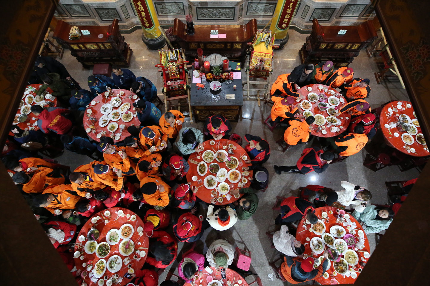 馬祖擺暝期間「食福」是接近尾聲的環節，鄉親們將供品煮熟，一同享用。