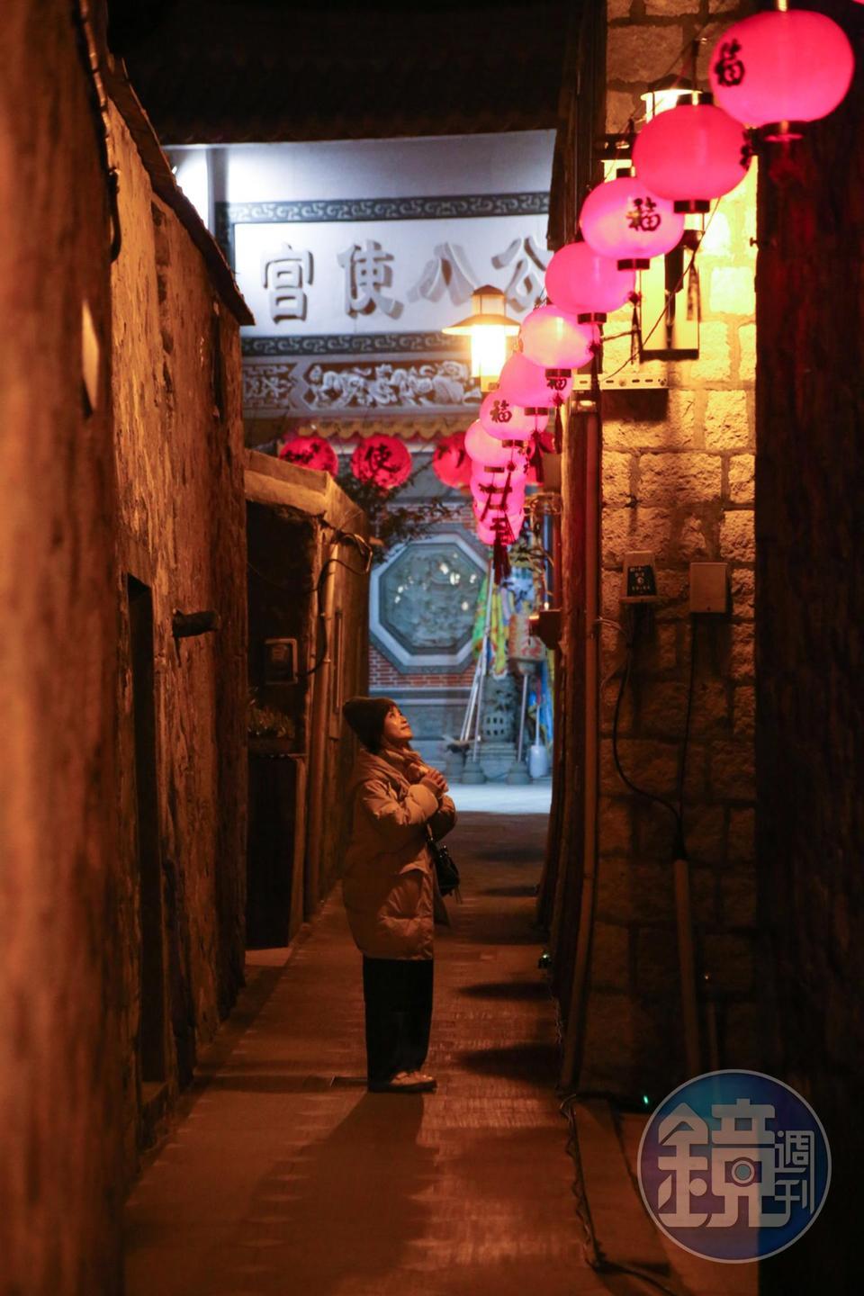 位於北竿后沃村的「楊公八使宮」前，長長的巷弄高掛紅燈籠。