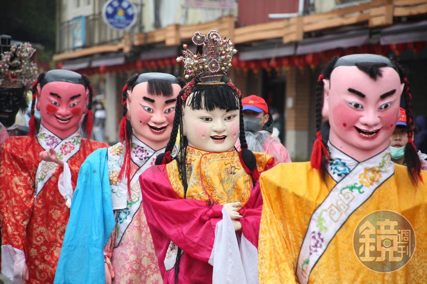 「孩囝」是馬祖擺暝遶境隊伍中的神偶，頭部及手部為木雕製作，祂們會撒糖果給信眾，搶到的人寓意能整年豐收富足。